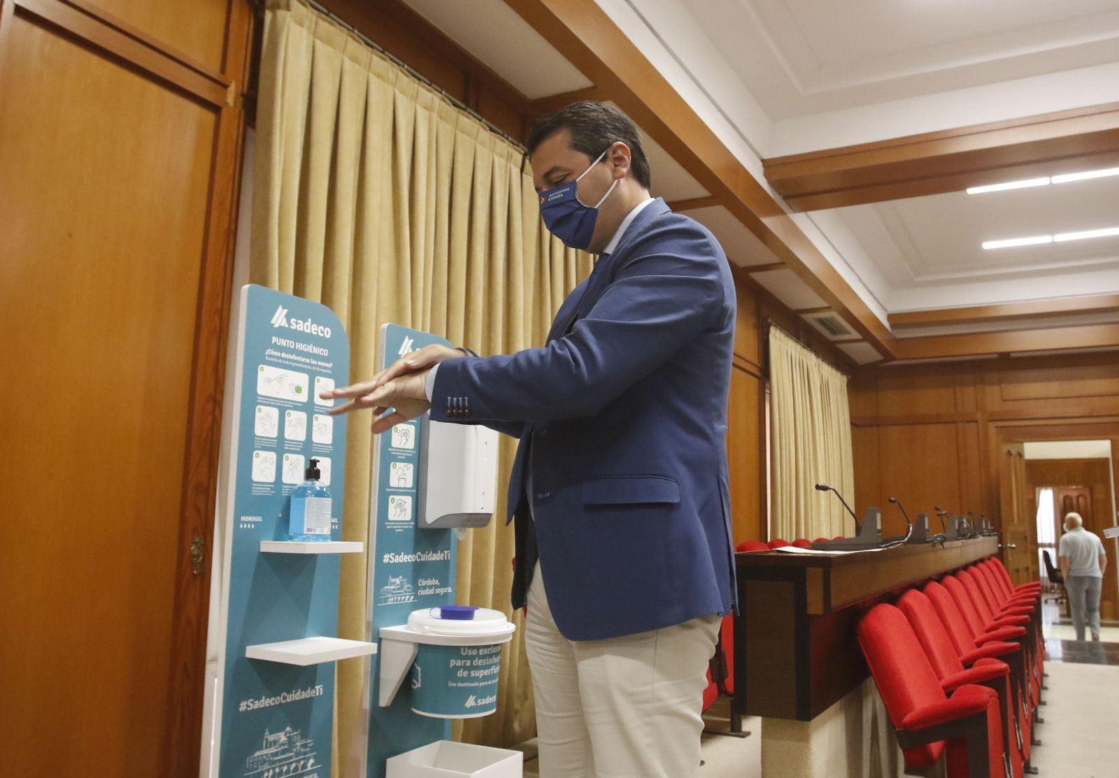 Bellido se lava las manos con gel hidroalcohólico antes de comenzar el Pleno.