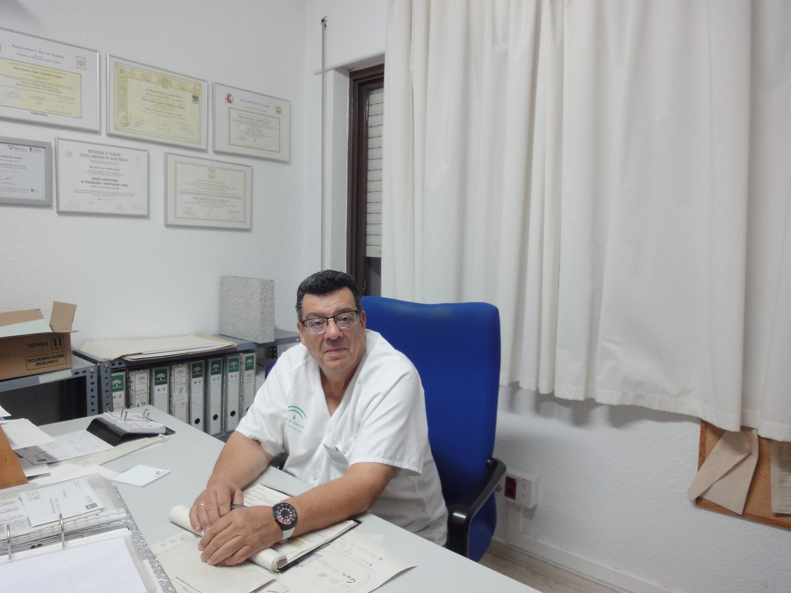 Carlos Caballero Alonso en su consulta.