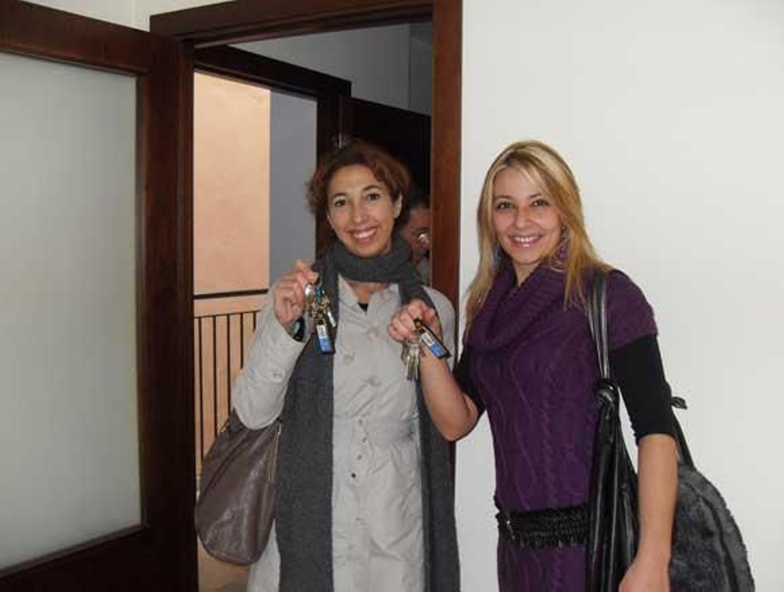 Imagen de Fátima y Desiré, dos de las propietarias en el interior de una de las viviendas./Fotos: A.G.

Foto: A.G.