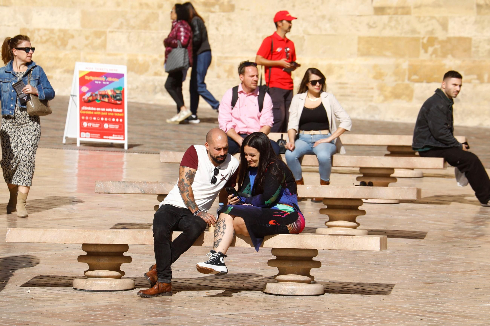 Las imágenes de Córdoba repleta de turistas en el Puente de los Santos