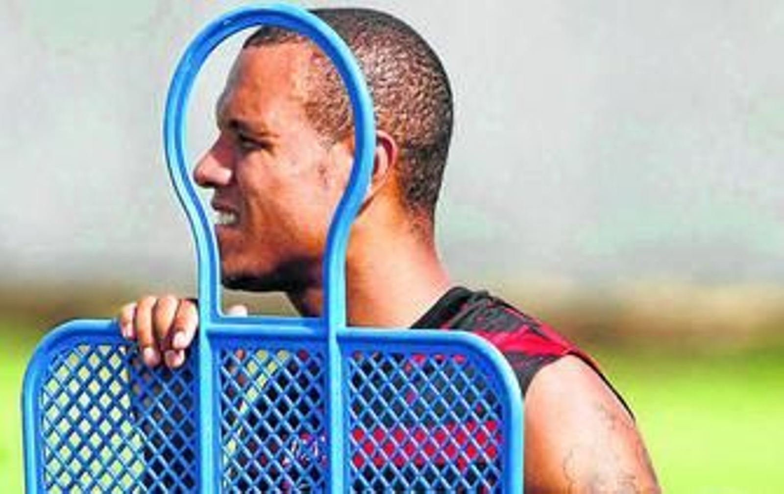 Luis Fabiano, junto a un muñeco de los que simulan la barrera.