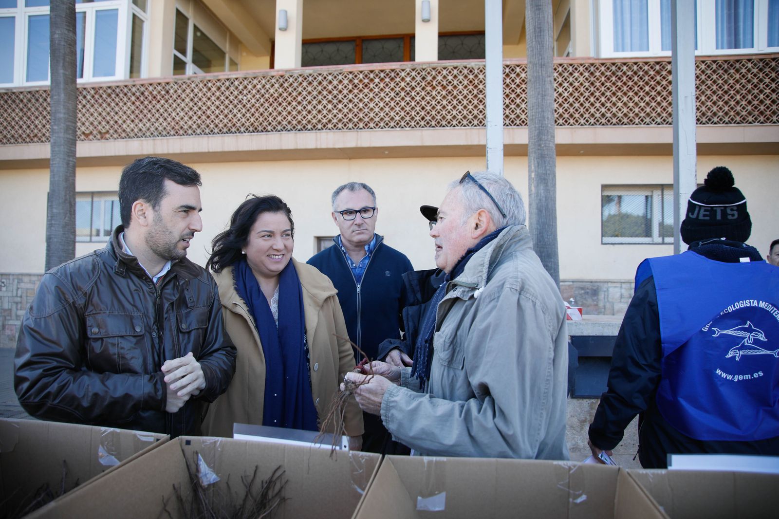 Imágenes del reparto de Parras en Alhama de Almería