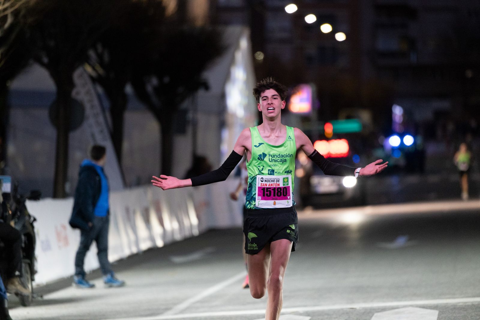 En imágenes: 2.000 atletas brillan con luz propia en la infantil de la Carrera de San Antón 2026