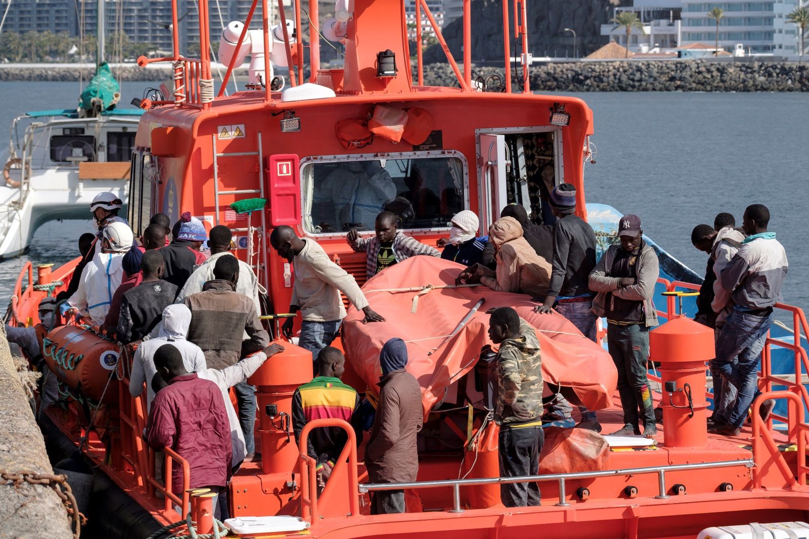 Salud vacunará este miércoles a los profesionales de Salvamento Marítimo y estibadores del Puerto