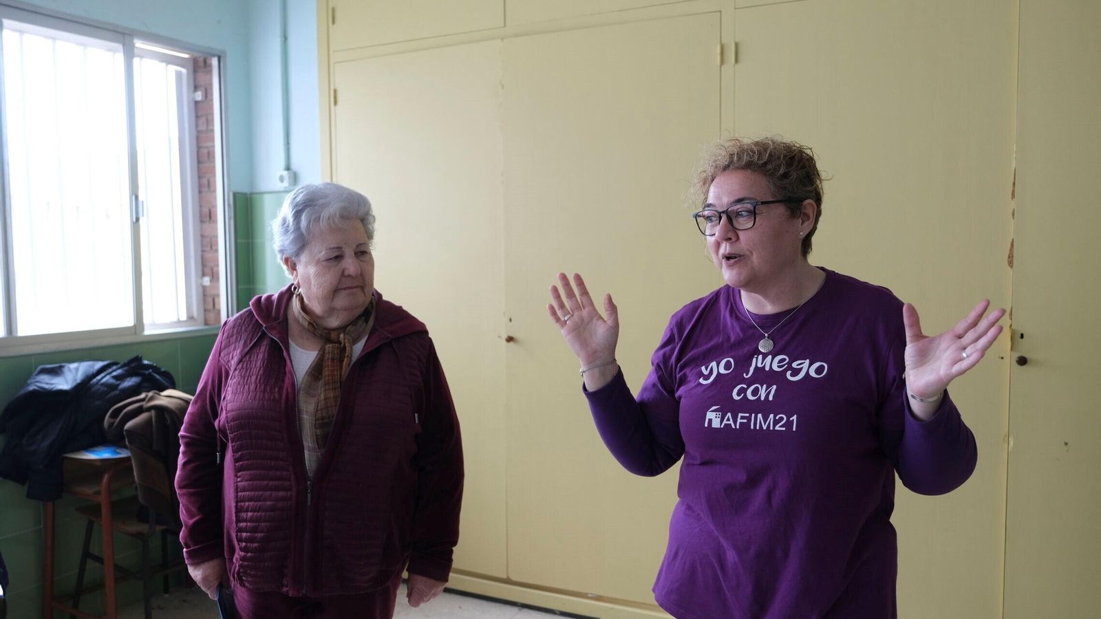María y Pilar, en la clase del colegio Ciudad de Almería.