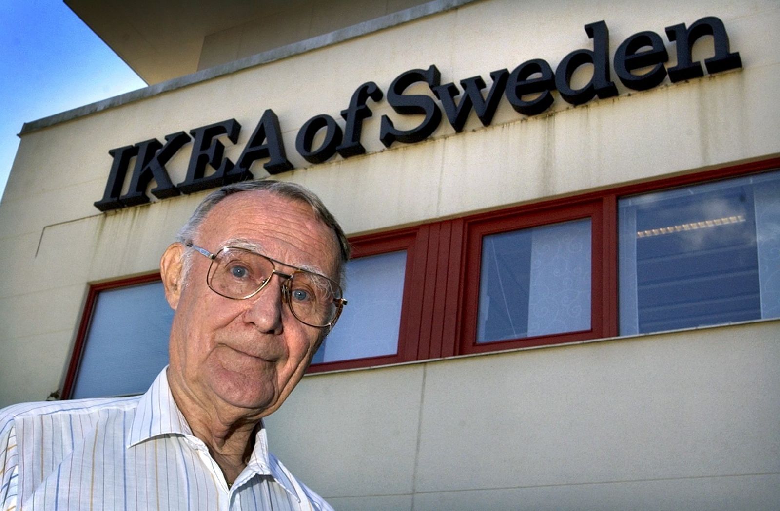 Ingvar Kamprad, delante de una oficina de Ikea en Almhult (Suecia) en 2002.
