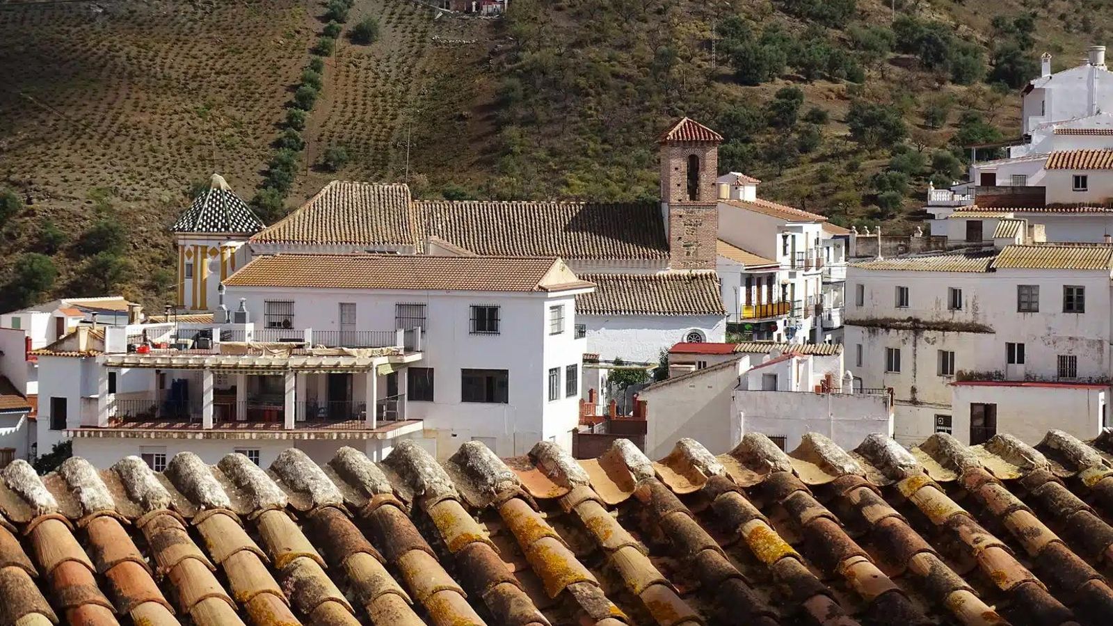 Un imagen del Almáchar, con la iglesia sobresaliendo por encima de las casas blancas.