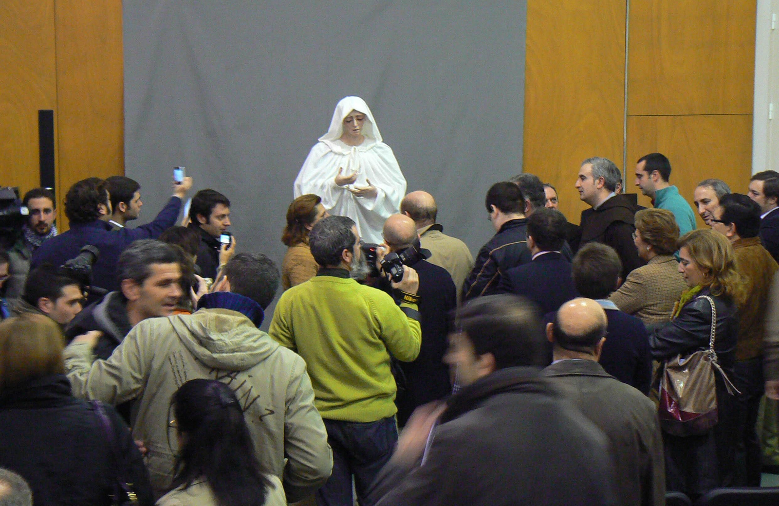 Presentación de la Virgen de la Estrella tras la restauración acometida por el IAPH hace diez años.