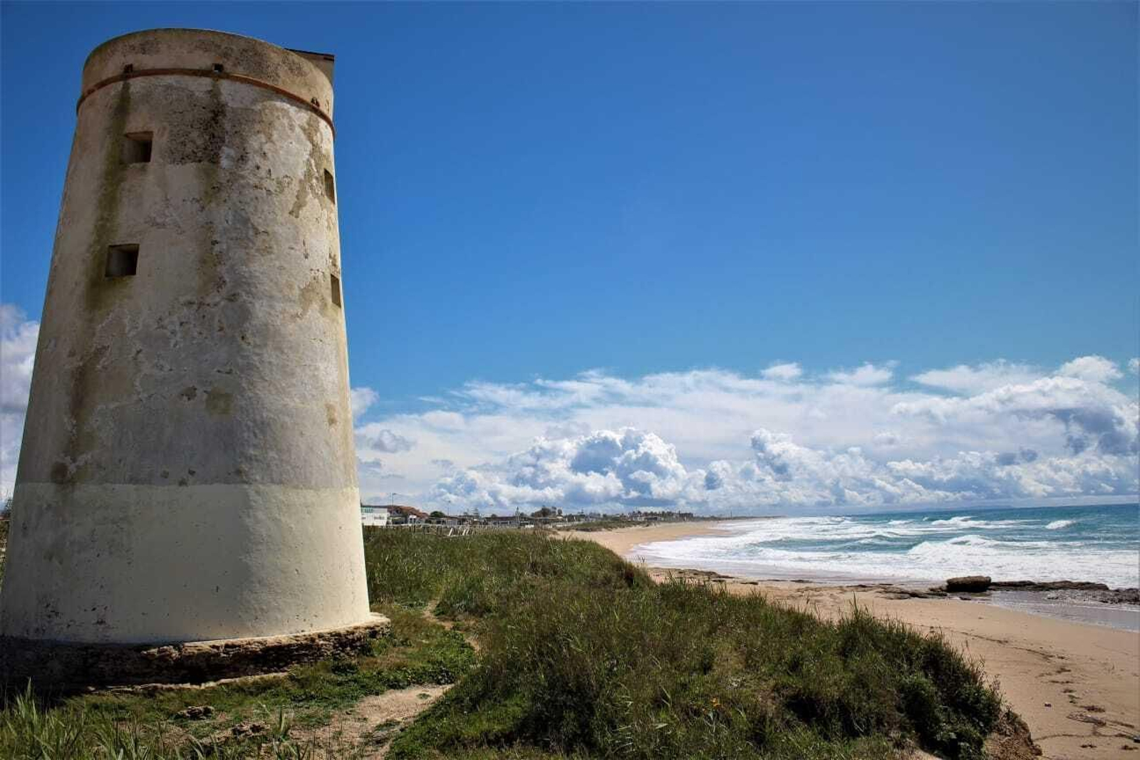 Las desérticas playas de Cádiz por el coronavirus, en imágenes