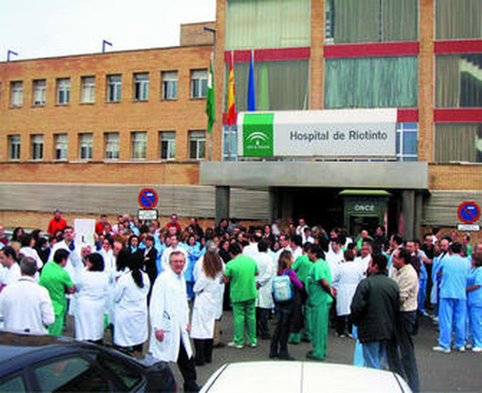 La concentración que protagonizó ayer la plantilla del hospital comarcal de Minas de Riotinto.