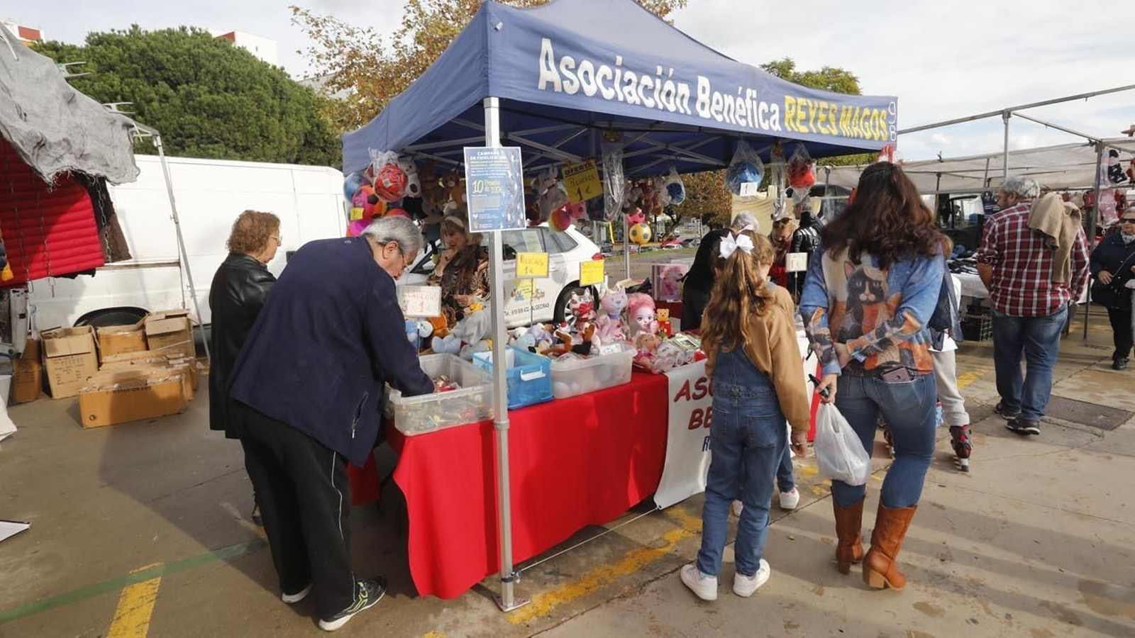 Las fotos de Reyes Magos 98, durante el mercadillo solidario para la recogida de juguetes