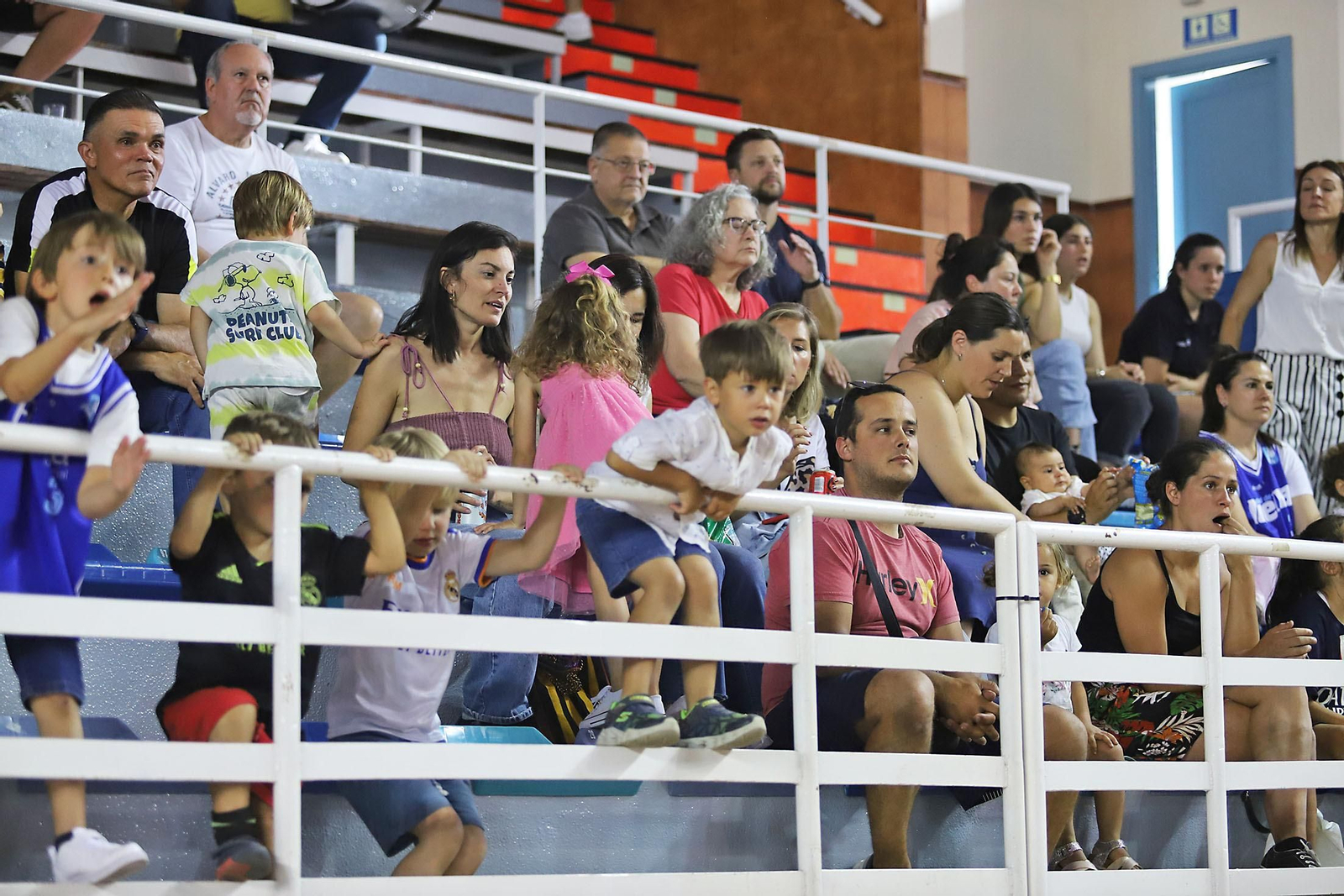 Ambiente en el Andrés Estrada en el encuentro Pajarraco CB Santfeliueng vs Ciudad de Huelva.