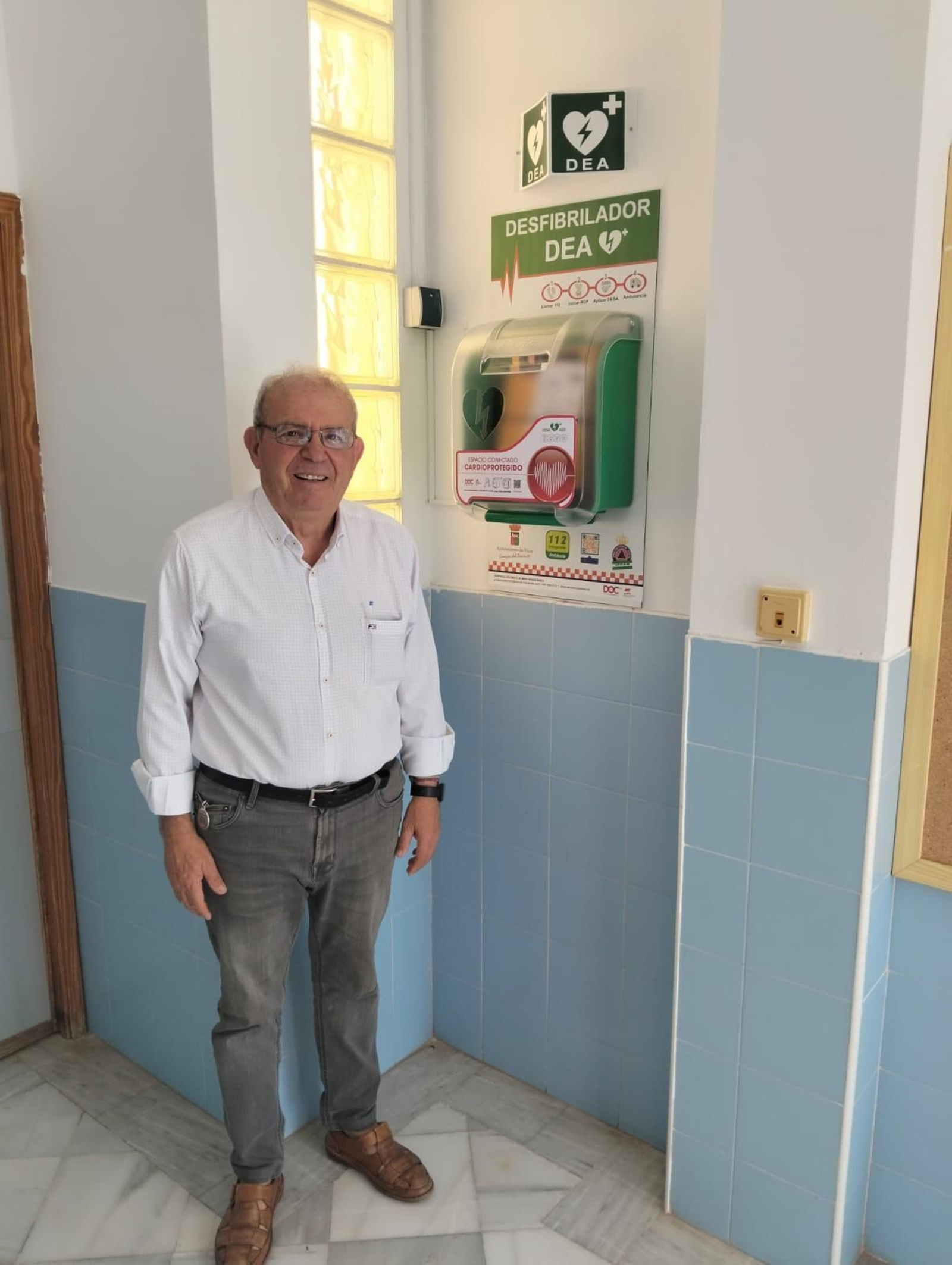 El alcalde vicario Antonio Bonilla, junto a uno de los desfibriladores instalados en el municipio.