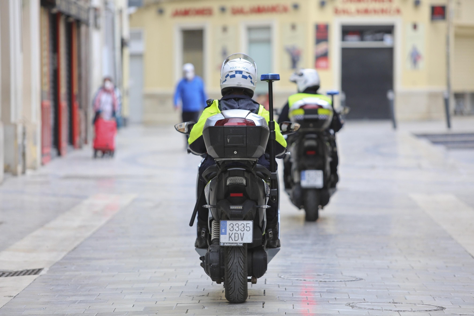 Dos agentes de la Policía Local de Málaga recorren las calles del Centro.