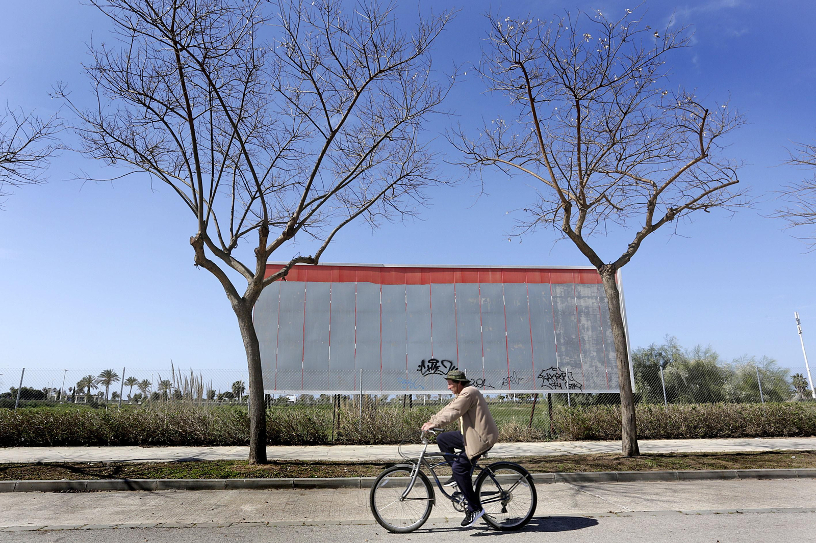 Una antigua valla publicitaria preside una de las muchas parcelas sin construir de la zona chipionera de Costa Ballena.