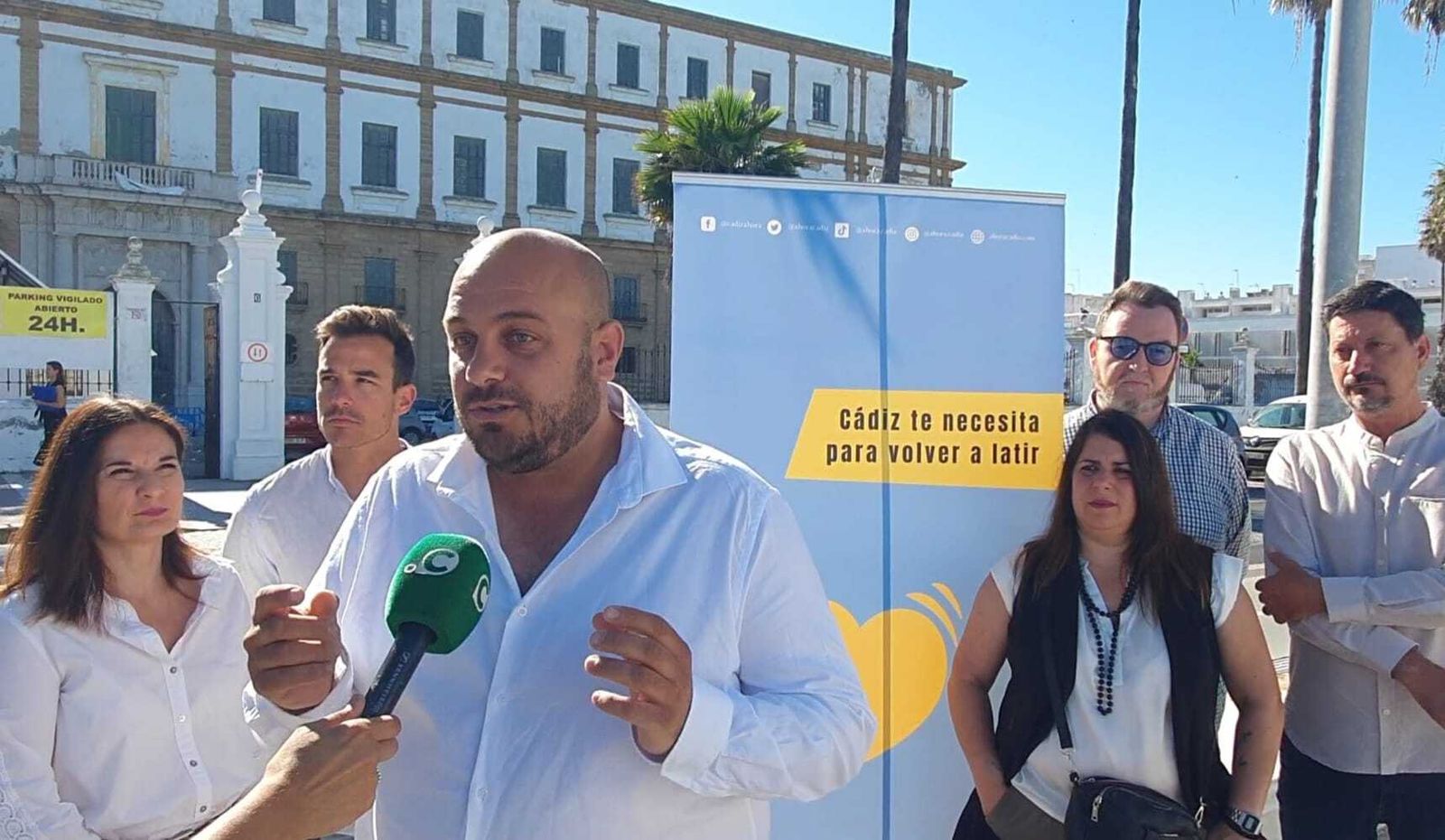 Eugenio Belgrano, con parte de su equipo, con el edificio de Valcárcel al fondo.