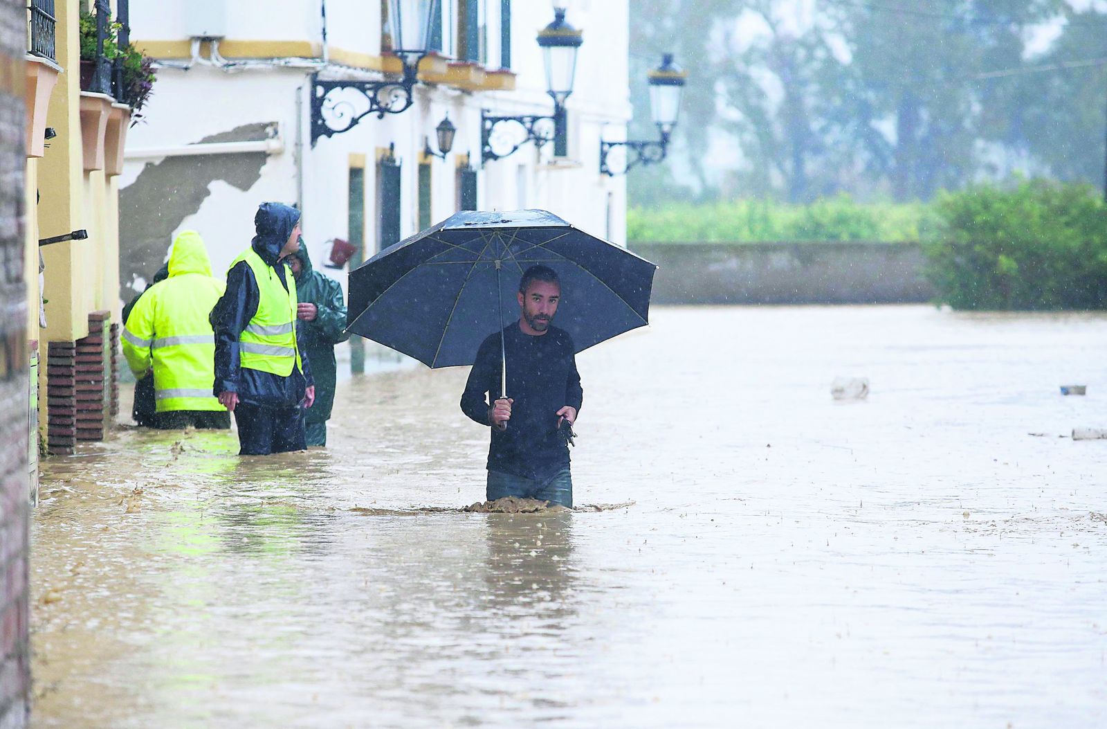 Una vecina señala los efectos de la tromba en Cártama.