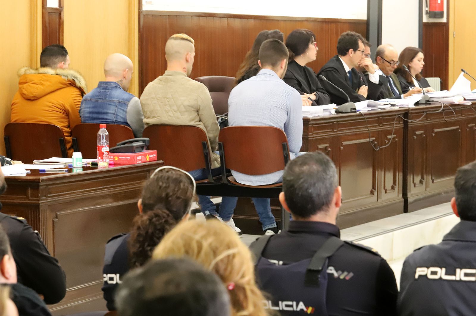 Los cuatro acusados, junto a los abogados, al inicio de la primera sesión de la vista oral.