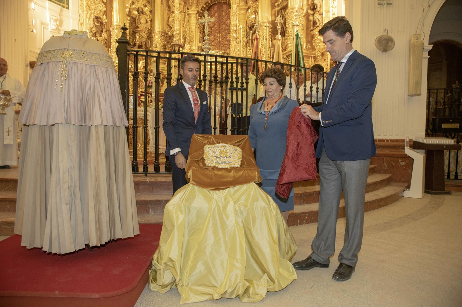 Santiago Padilla, en presencia de Mamé de la Vega y Carmen Morales, da a conocer el guardapolvo y el pañito de esta Venida.