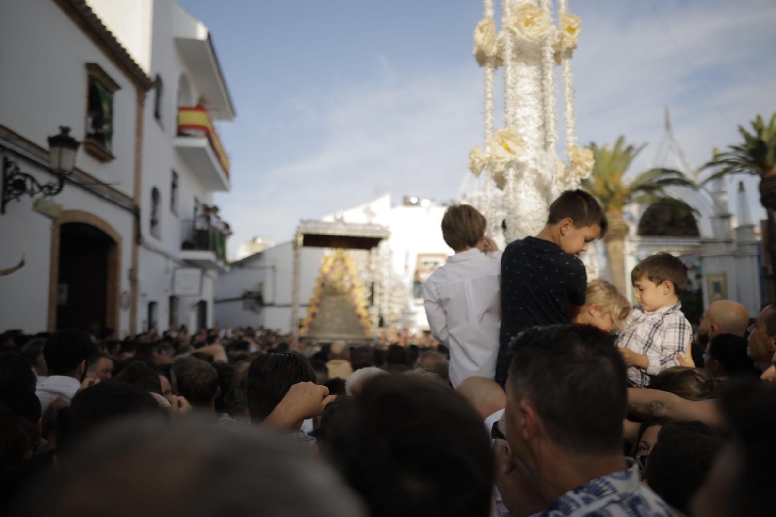 La Virgen del Rocío avanza por las calles de Almonte, en imágenes