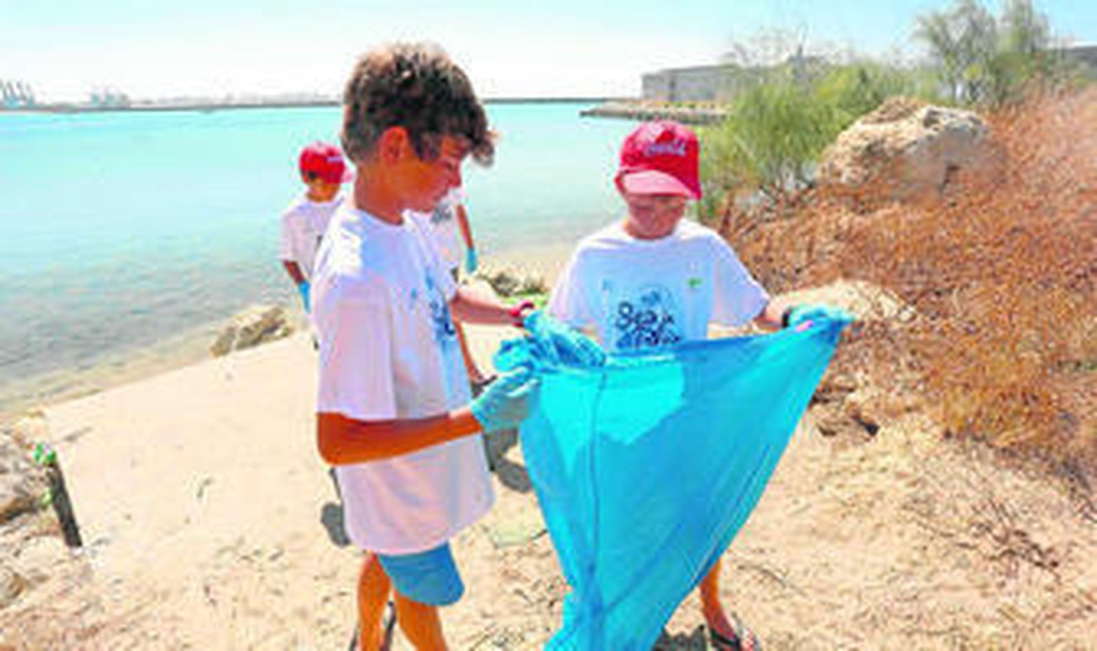 Algunos de los niños que han participado en la actividad 'Limpiando el mar' llevado a cabo por Coca-Cola, Ecomar y la Federación Andaluza de Vela.