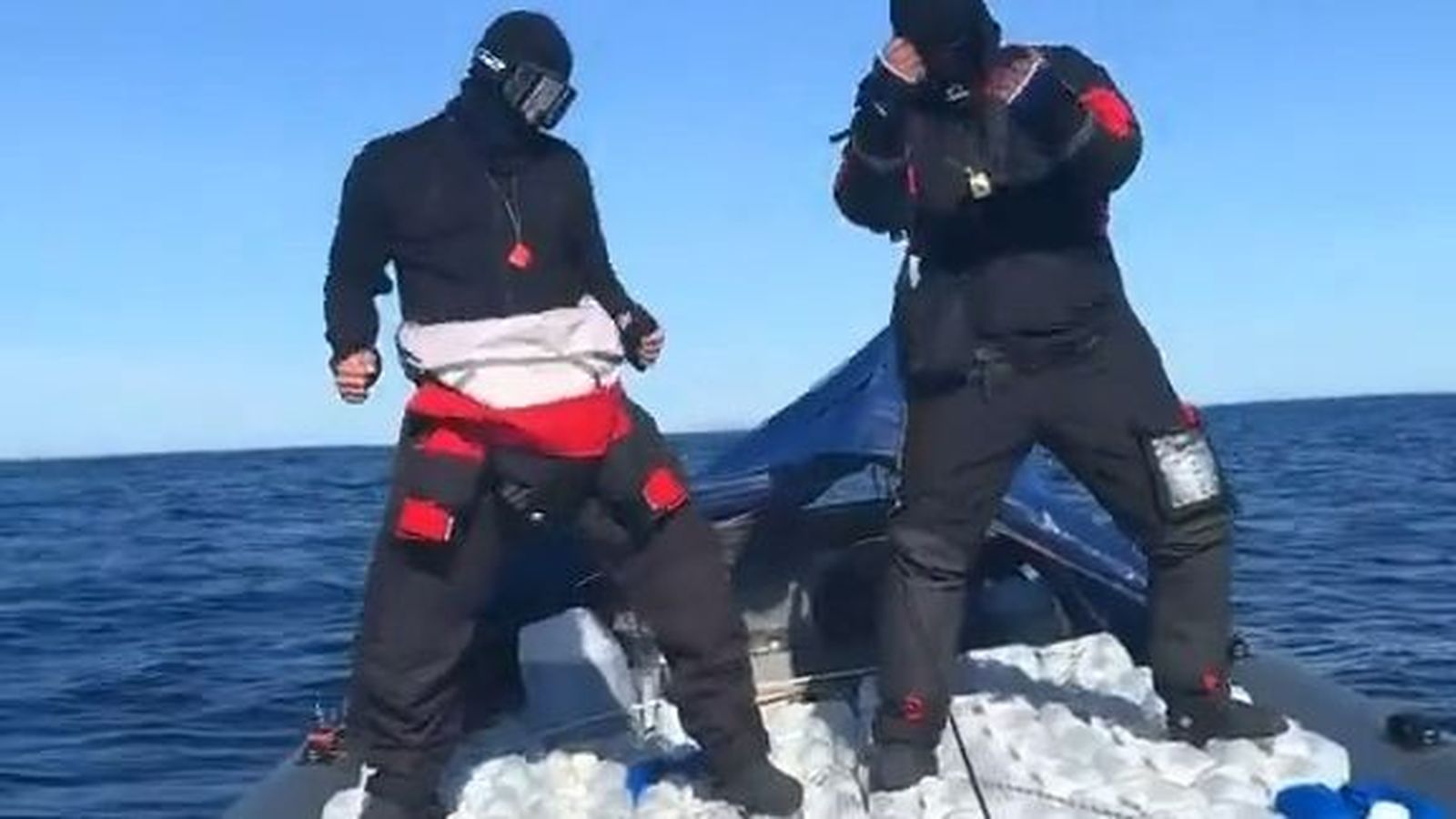 Dos petaqueros bailan en una narcolancha mientras transportan combustible.