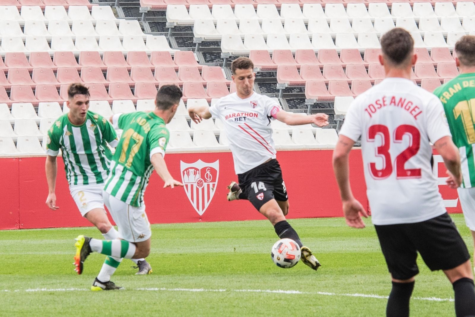 Pedro Ortiz, expulsado al final de la primera parte, intenta centrar ante Julio Alonso y Simón.