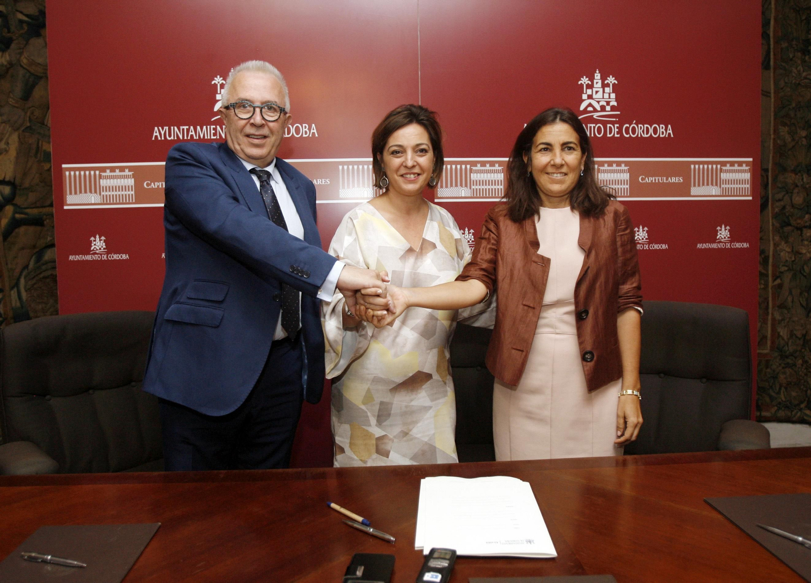 José Sánchez Maldonado, Isabel Ambrosio y María Jesús Almanzor estrechan sus manos.