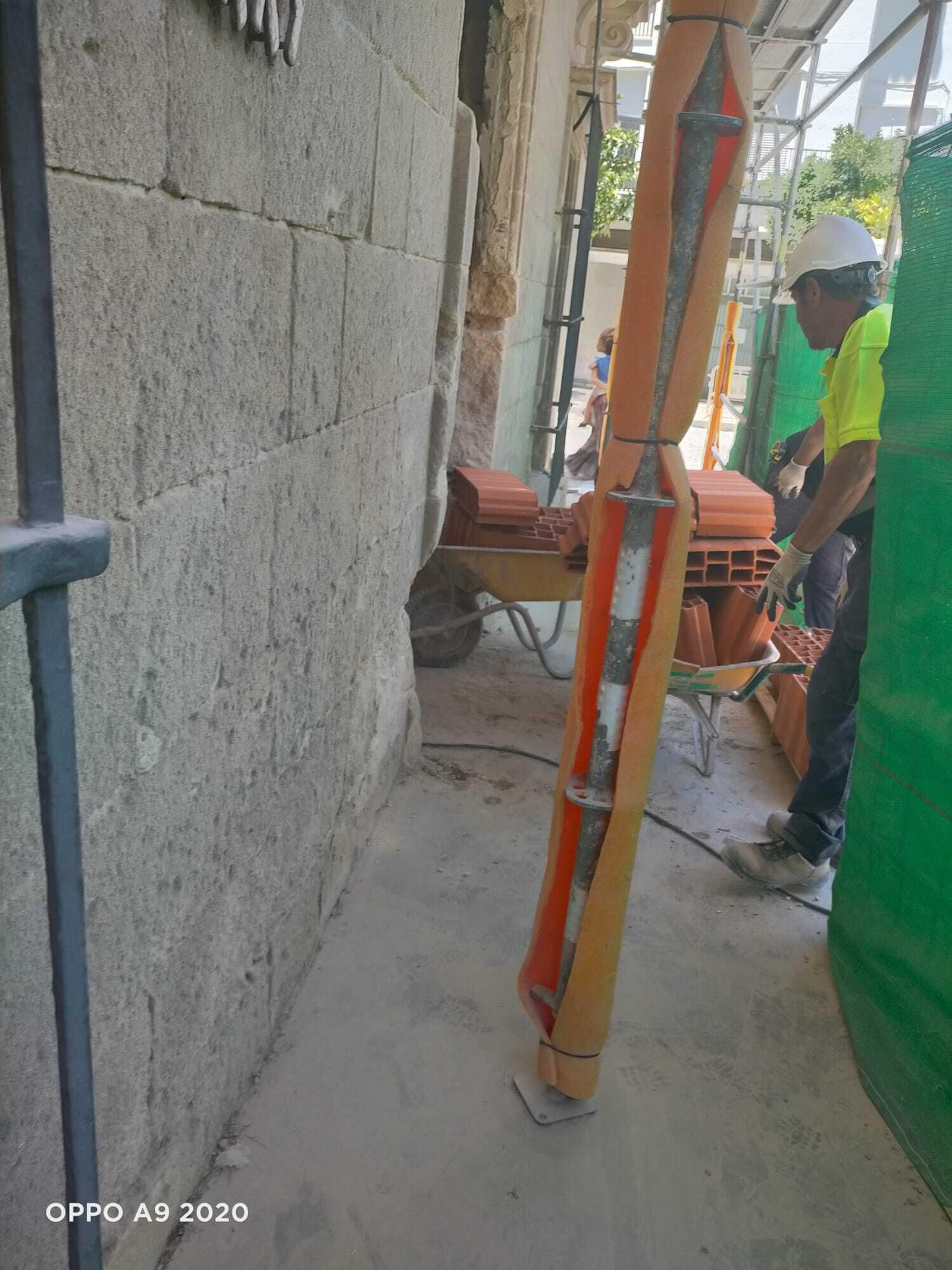 El acceso a la obra, a apenas un metro de la entrada a la oficina.