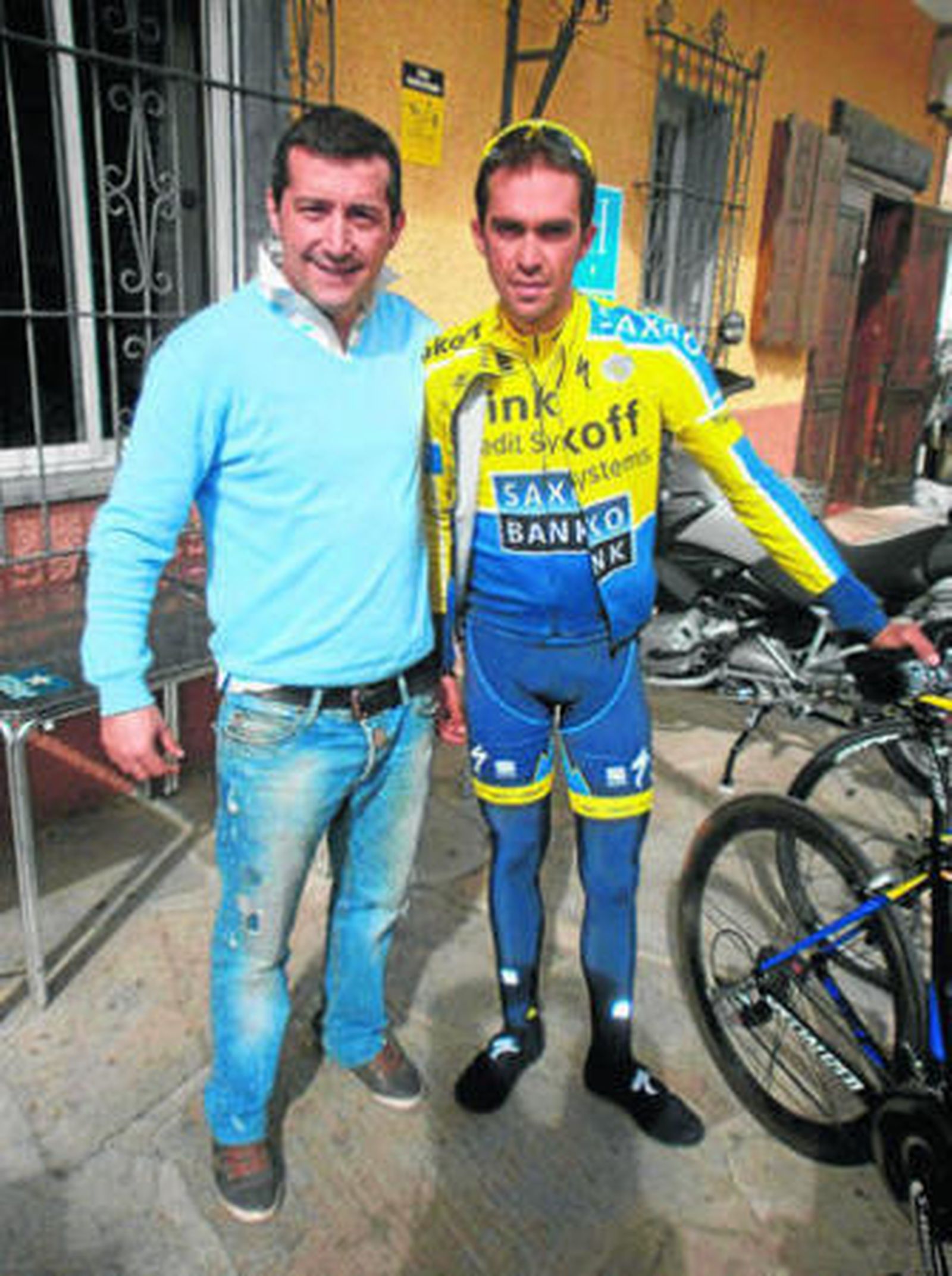 Remigio José Orta Rodríguez junto a Alberto Contador en Bacares, tras una comida en el Restaurante Las Fuentes.