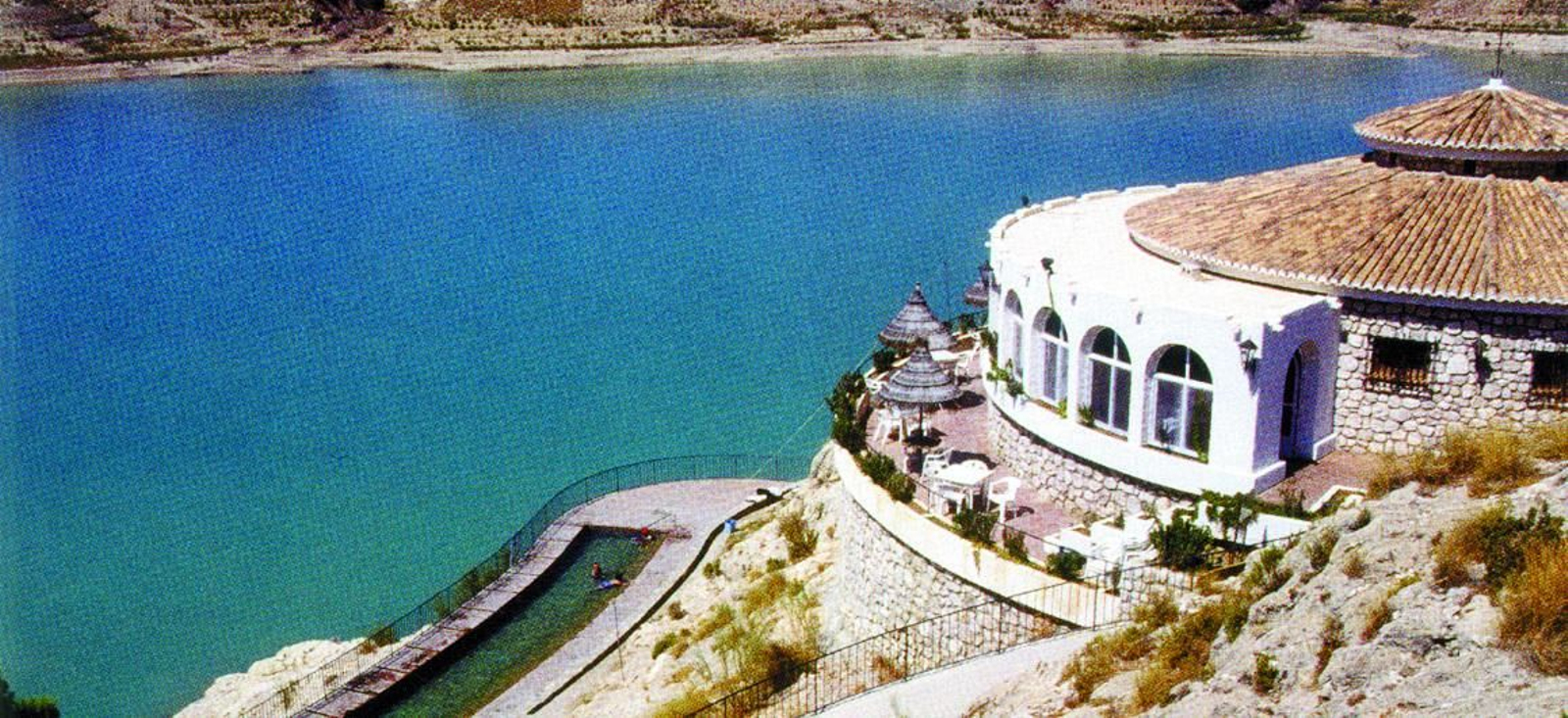 El nacimiento del Negratín se encuentra situado a pocos metros del embalse, junto a la Sierra del Jabalcón.