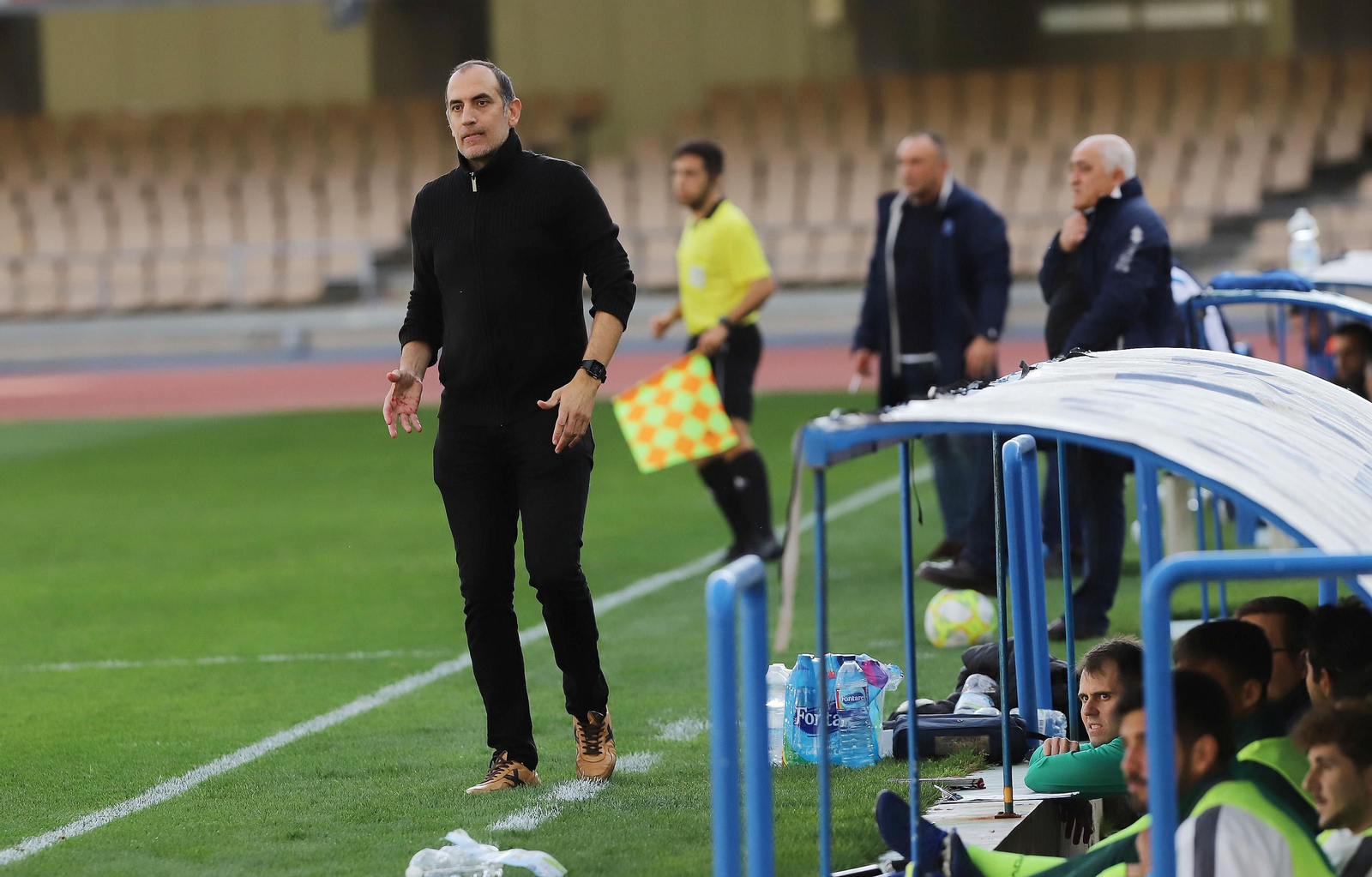 Romerito vivió el partido en la banda de Chapín de forma intensa.