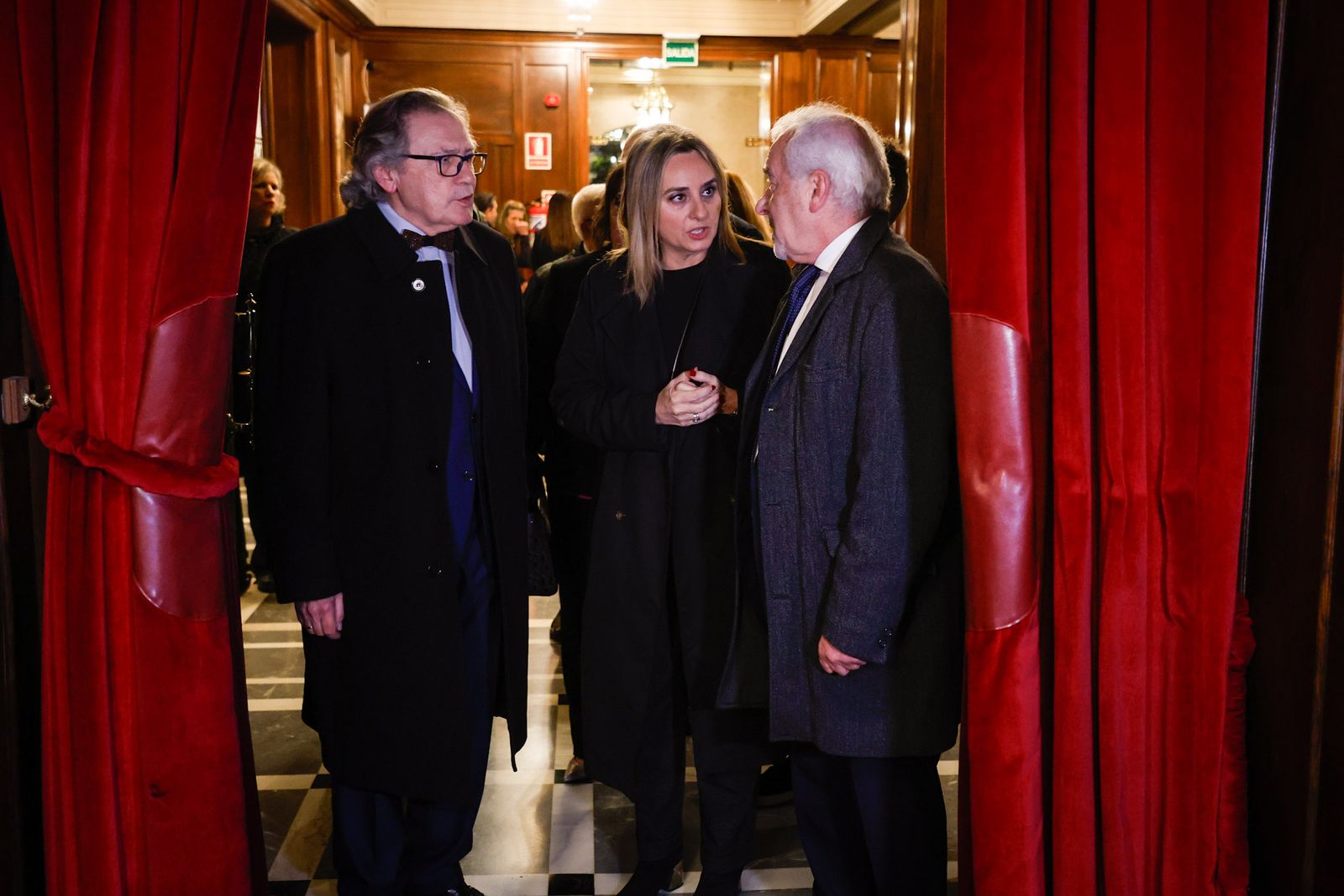 Entrega de las tapas de pregonero de la Semana Santa 2026 a Tito Ortiz