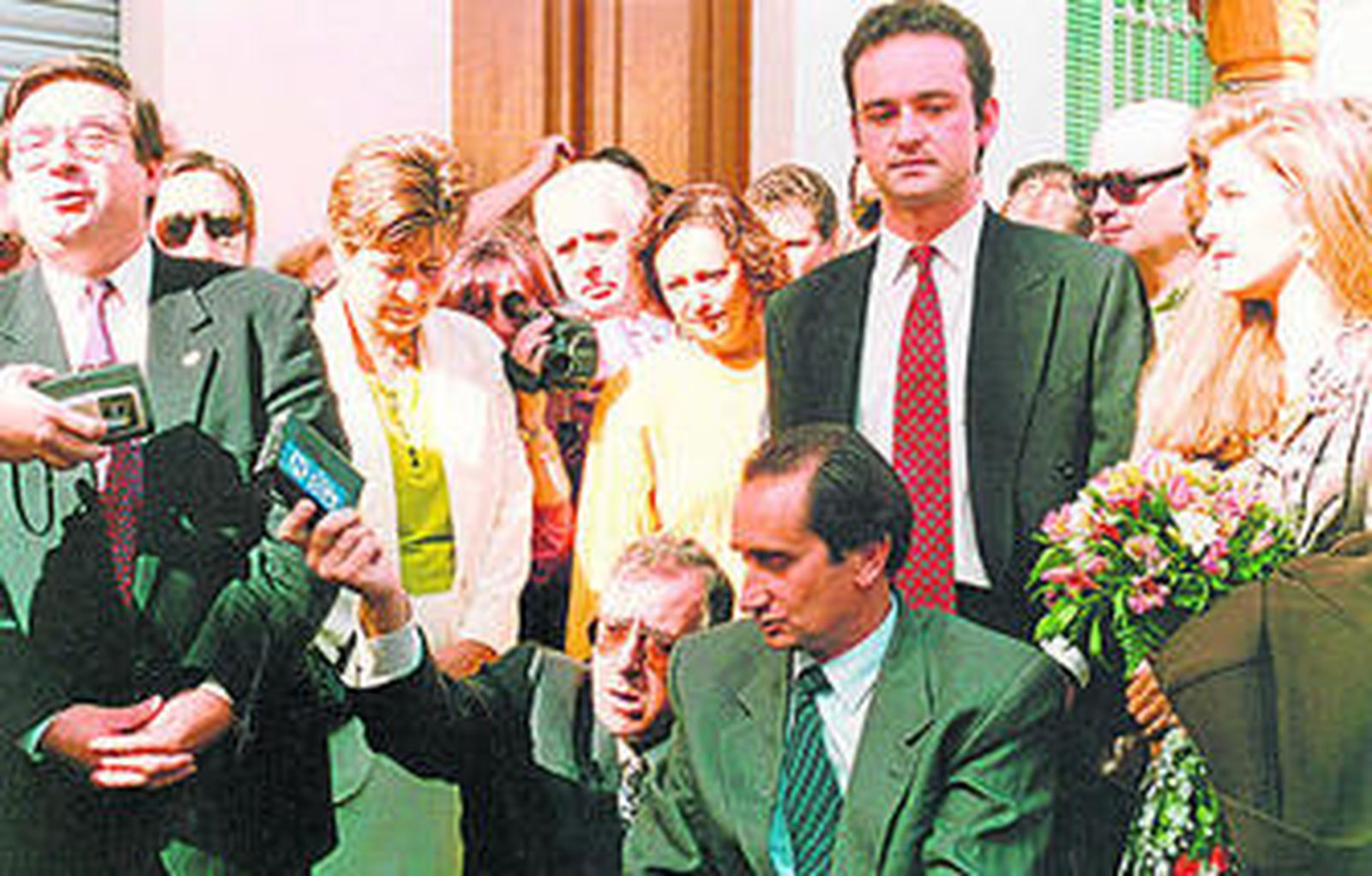 Momento del descubrimiento de la placa a finales de 1993.