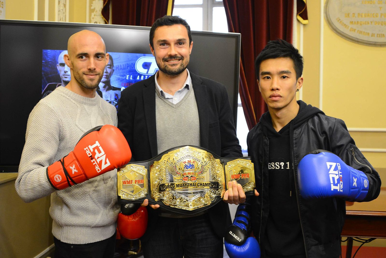 Coello y Leung posan con Martín Vila, que sostiene el cinturón.