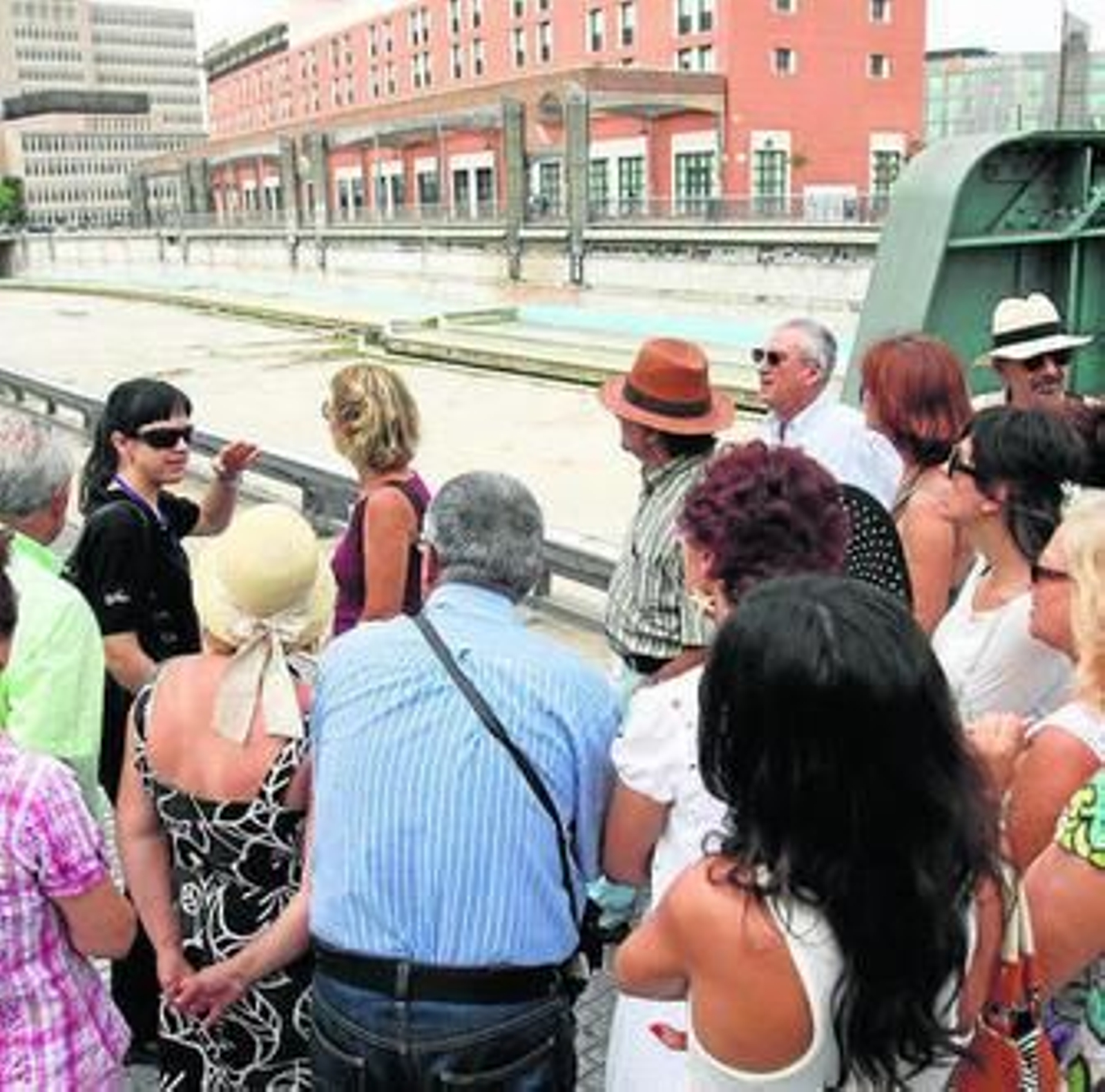 La Asociación Zegrí durante una de sus visitas al entorno del Guadalmedina.