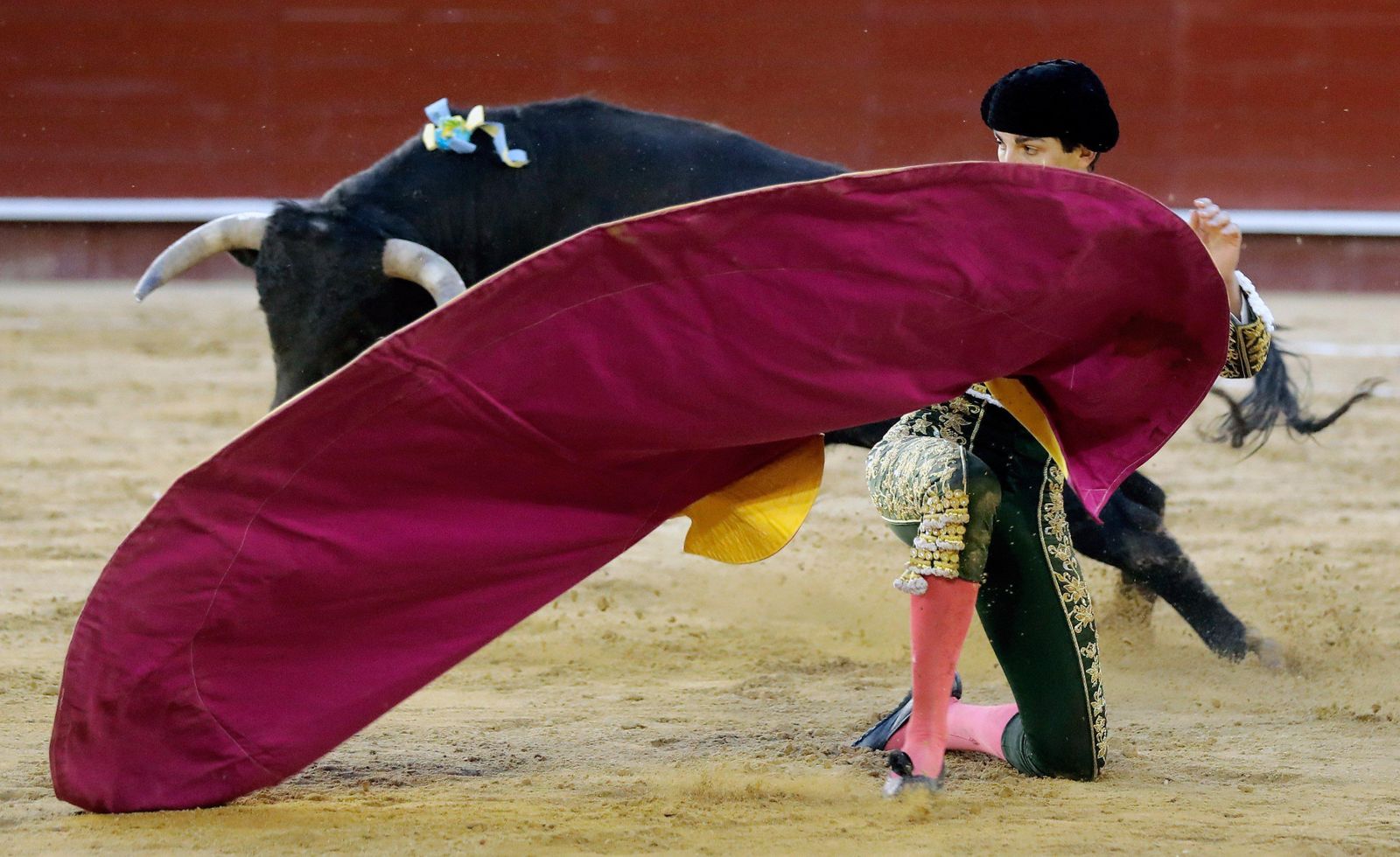 El novillero madrileño Marcos, en una larga de rodillas, ayer, en Valencia.