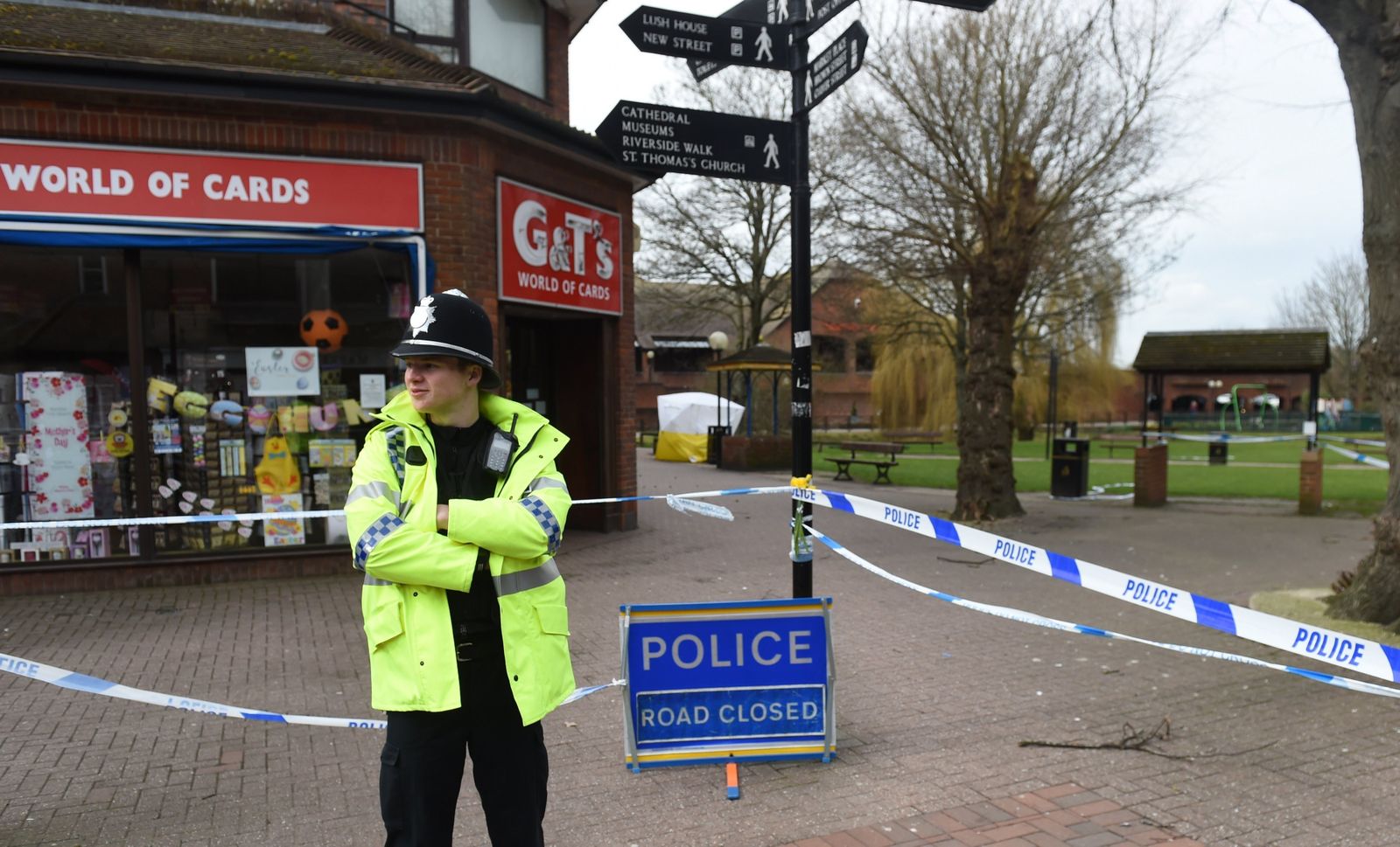 Un policía británico, ante el lugar donde el ex espía Sergei Skripal y su hija Julia fueron envenenados con un agente nervioso de fabricación rusa en Salisbury.