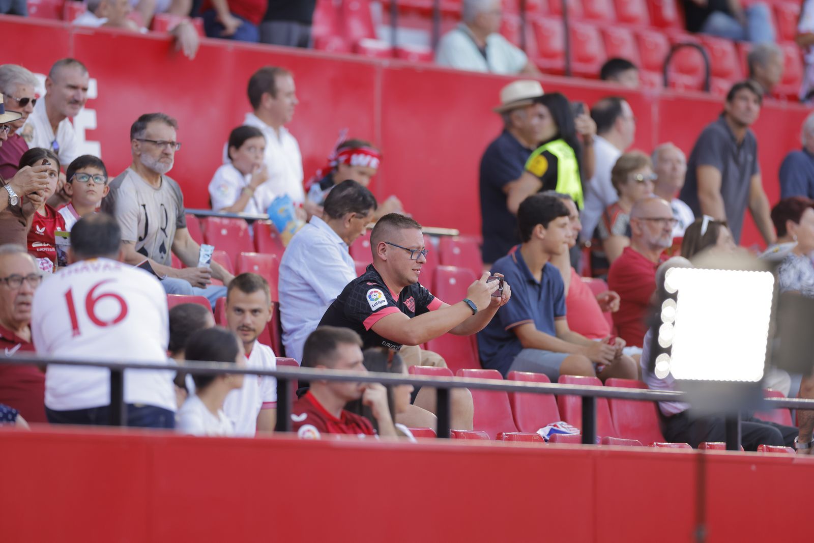 Búscate en las fotos del Sevilla-Almería