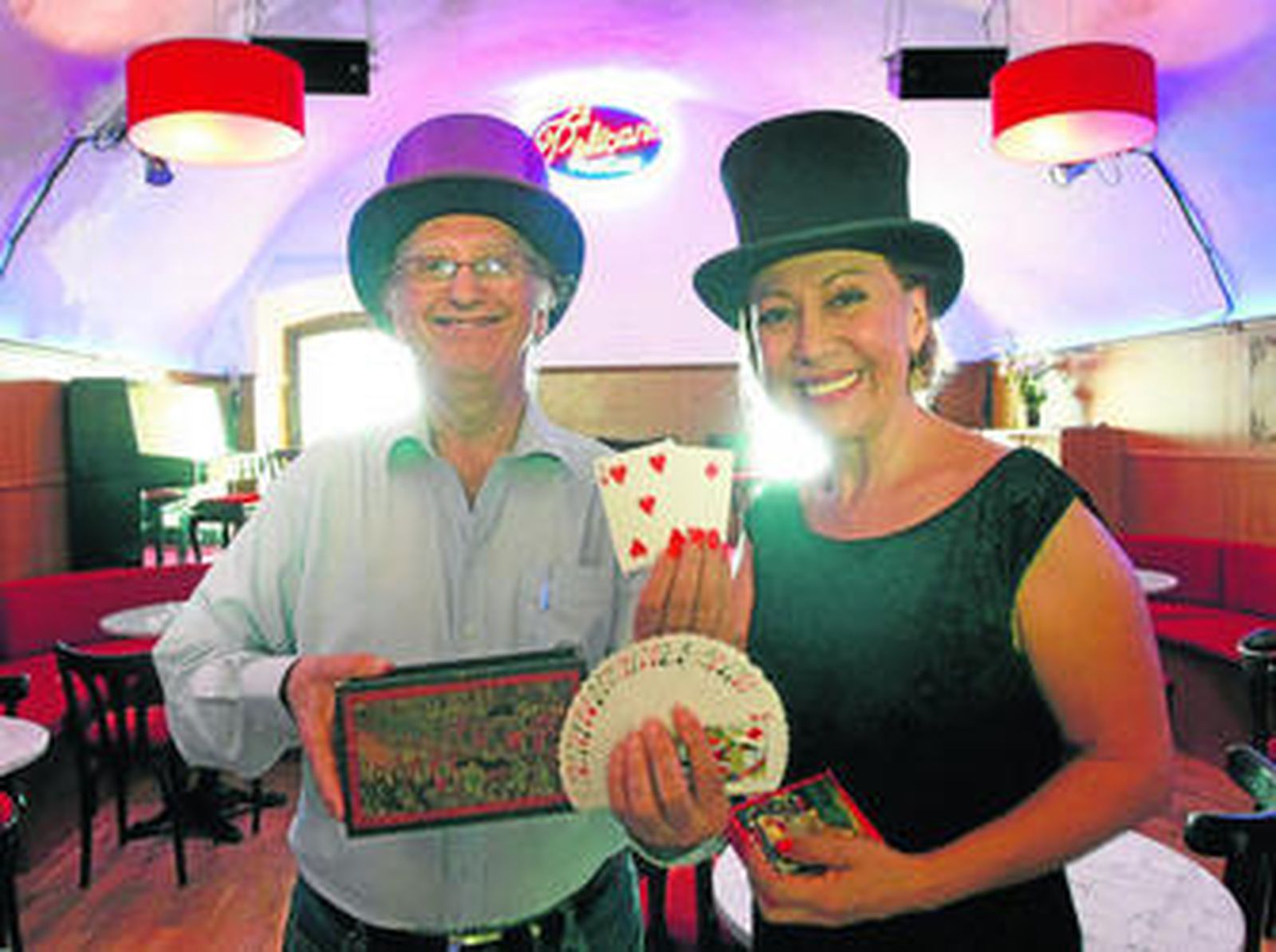 Juan Tamariz junto a su esposa Consuelo Lorgia en el pub El Pelícano.
