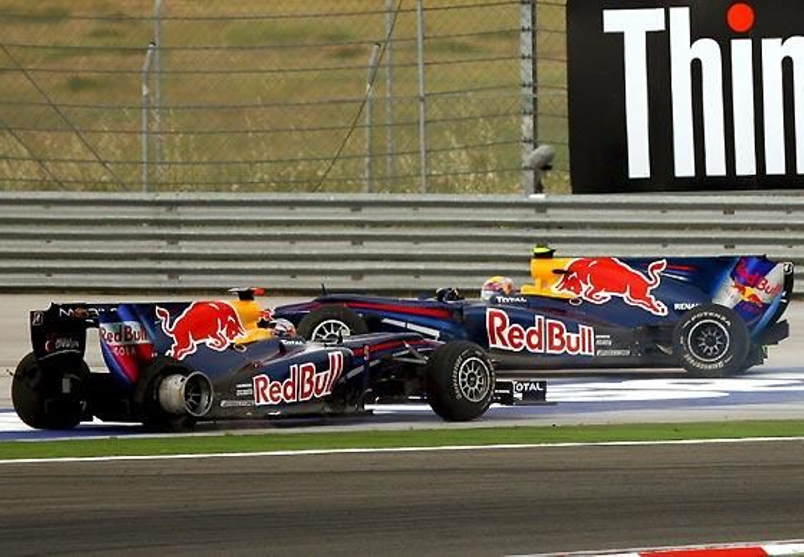 Choque entre los Red Bull de Sebastian Vettel (izquierda) y Mark Webber que causó el abandono de la carrera del primero y el doblete de McLaren.

Foto: Reuters / Afp Photo / Efe
