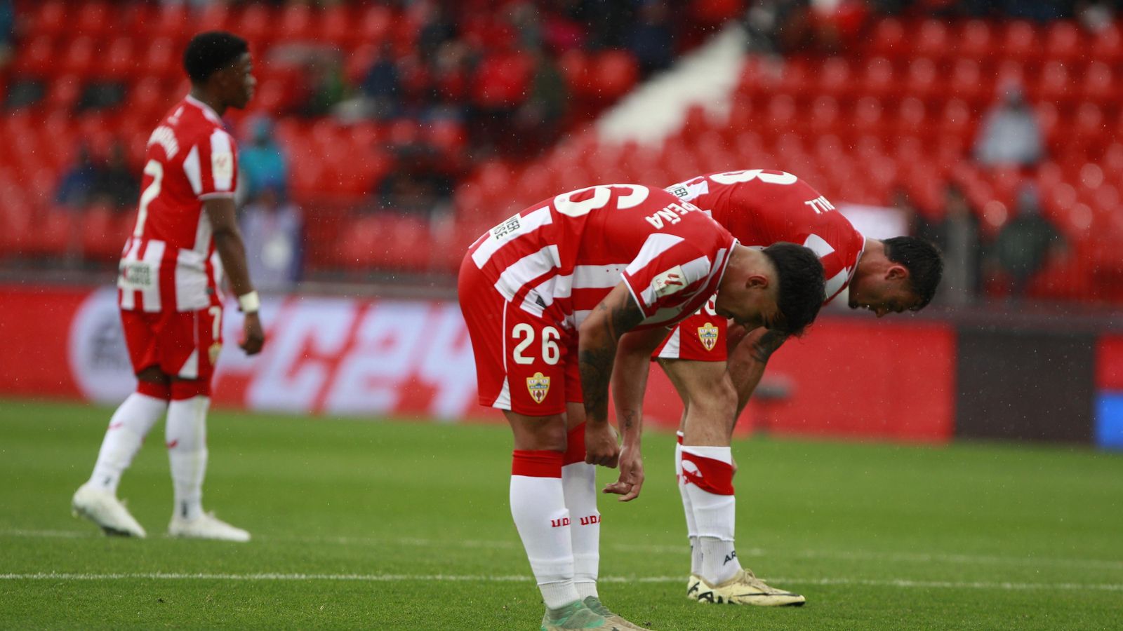 Marcos Peña y Pubill se agachan durante una acción del partido frente a Osasuna.