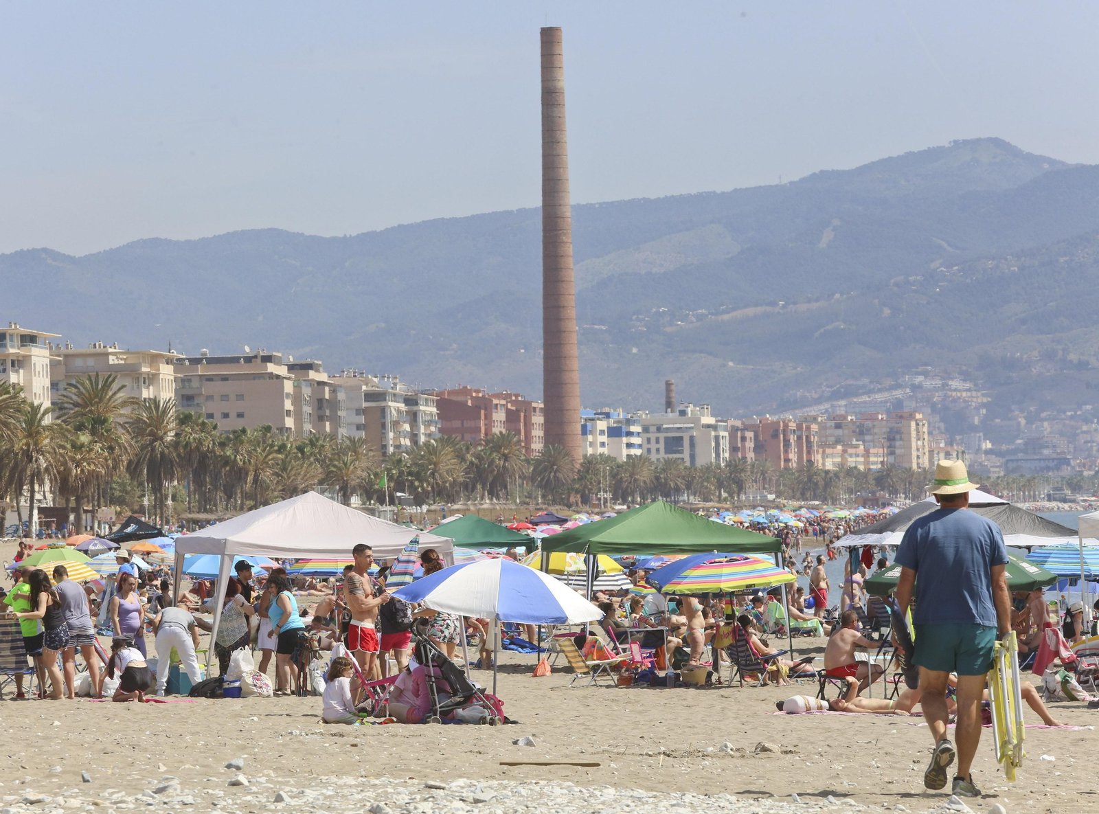 Un domingo de playa en Málaga, en fotos.