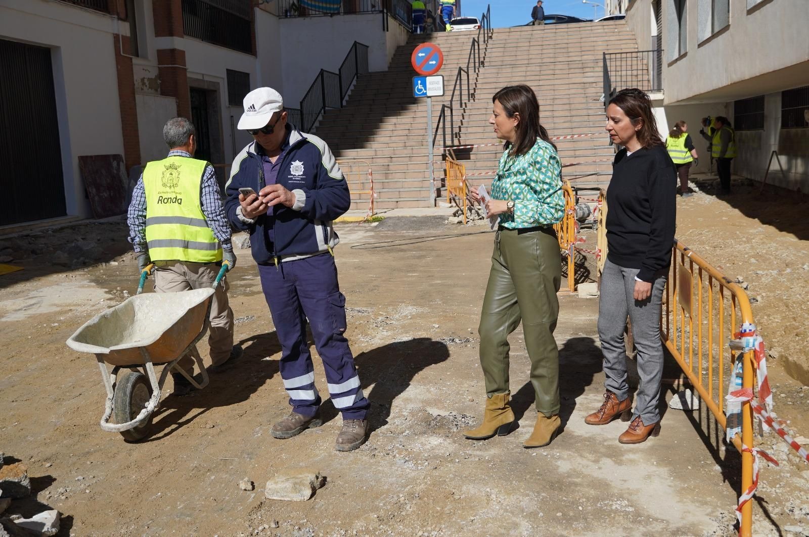 La alcaldesa de Ronda durante una visita a unas obras La alcaldesa de Ronda durante una visita a unas obras