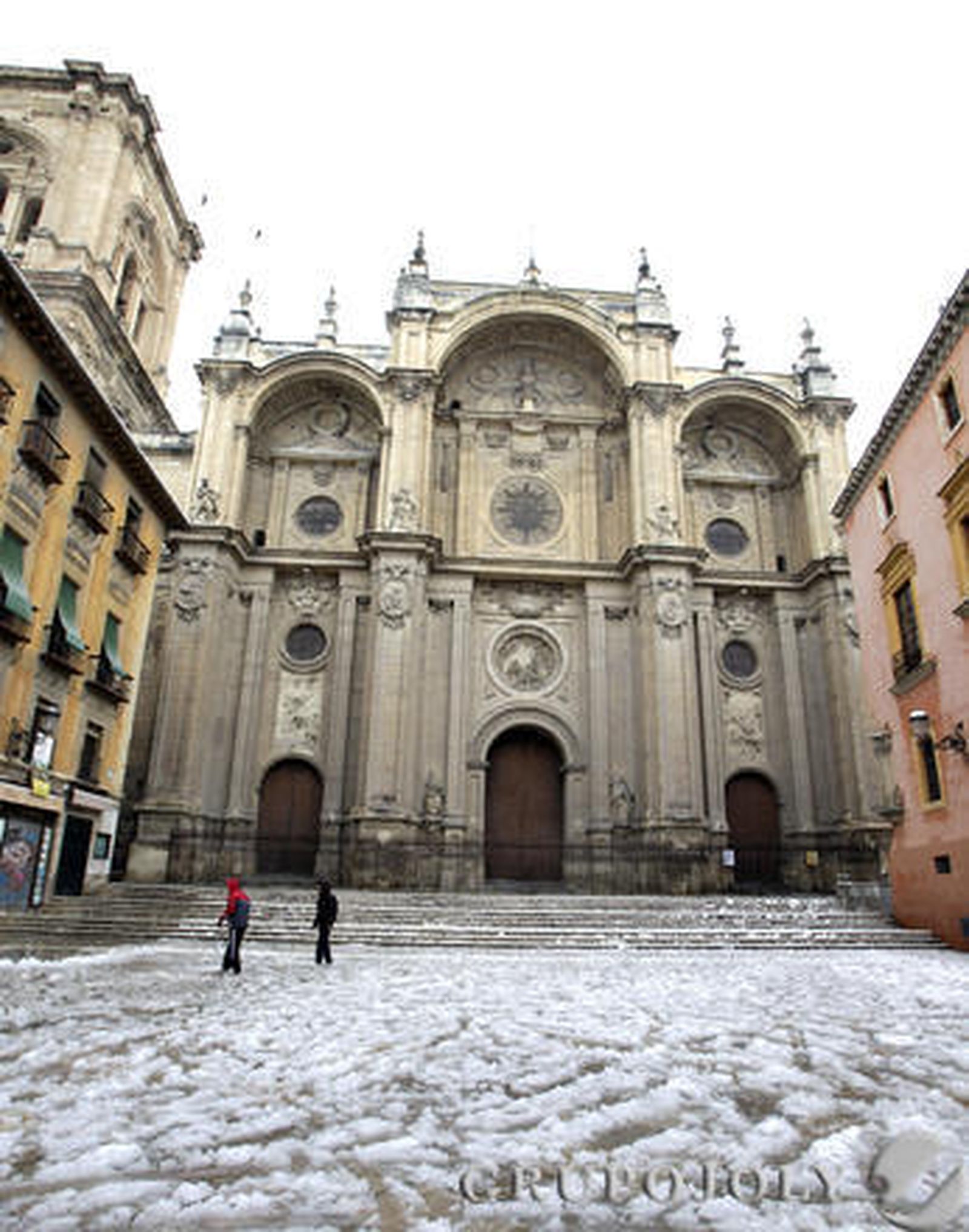 La nieve blanqueó la ciudad en la festividad del 28-F y provocó hasta 200 incidencias.

Foto: Lucia Rivas