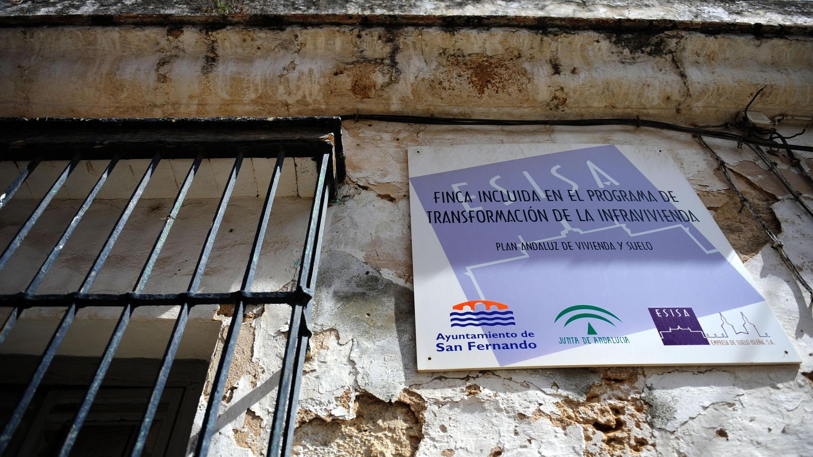Cartel de obra de una de las actuaciones llevadas a cabo por Esisa en el programa de infravivienda.