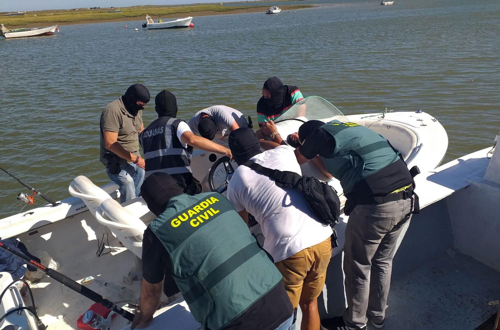 Agentes de Aduanas y de la Guardia Civil revisan una de las embarcaciones de recreo intervenidas