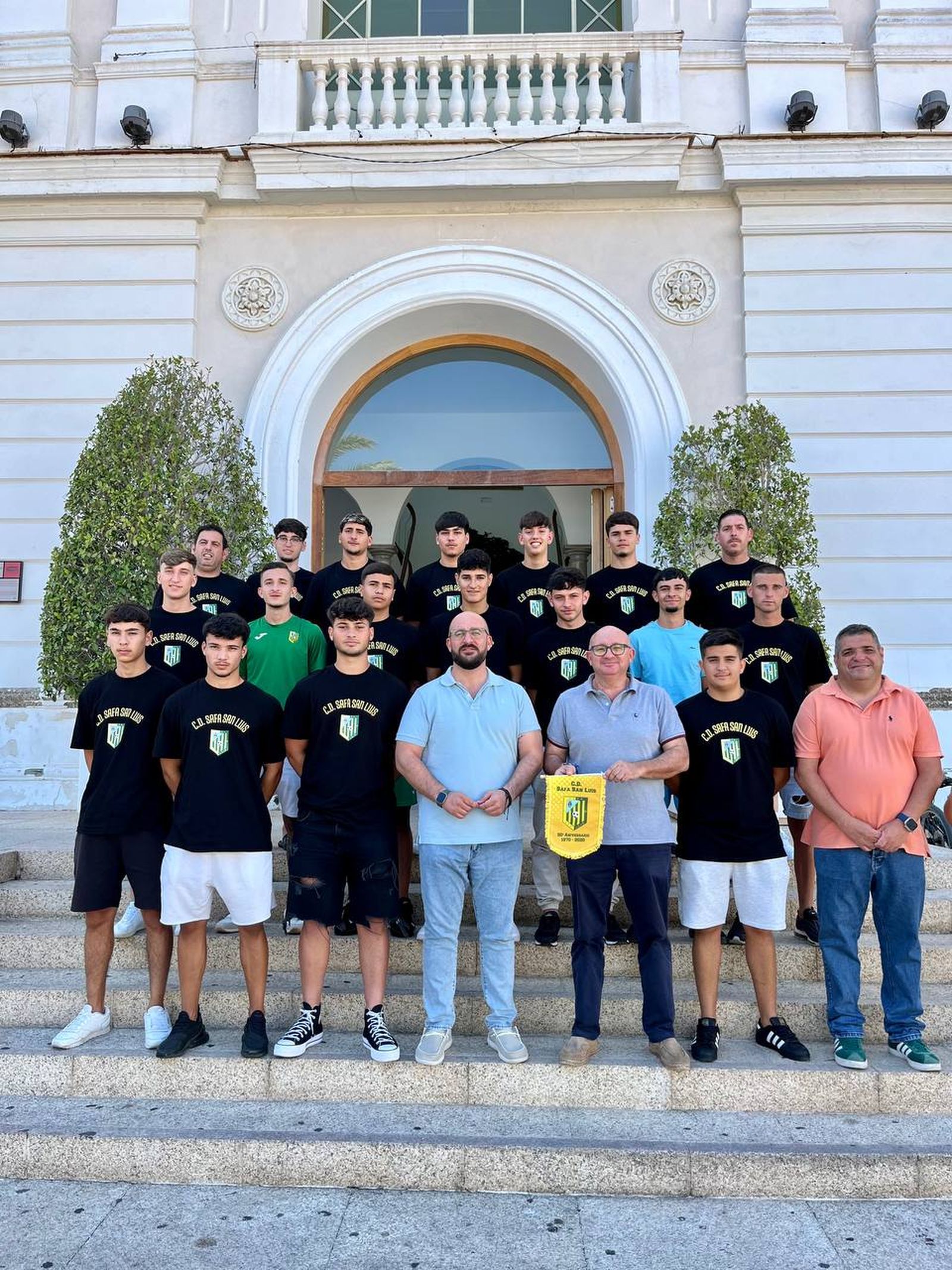 Una imagen del equipo y los responsables municipales, ante el Ayuntamiento.
