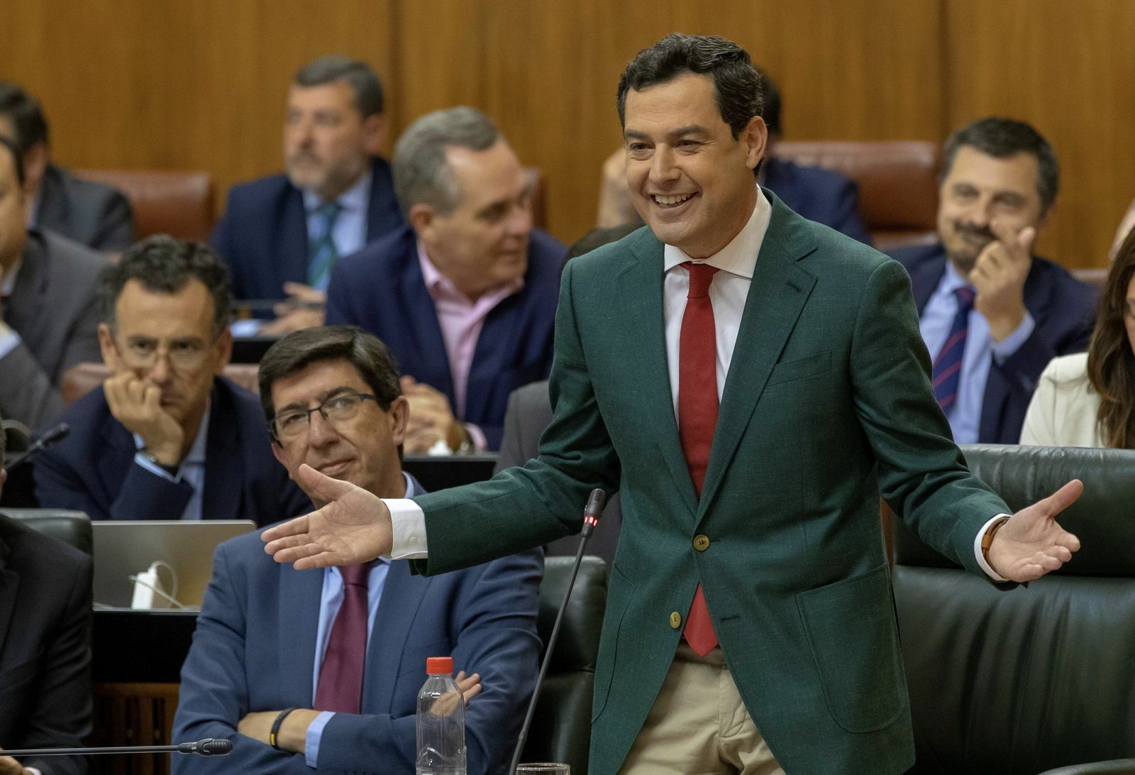 El presidente de la Junta, Juanma Moreno, junto al vicepresidente, Juan Marín, en el Parlamento.