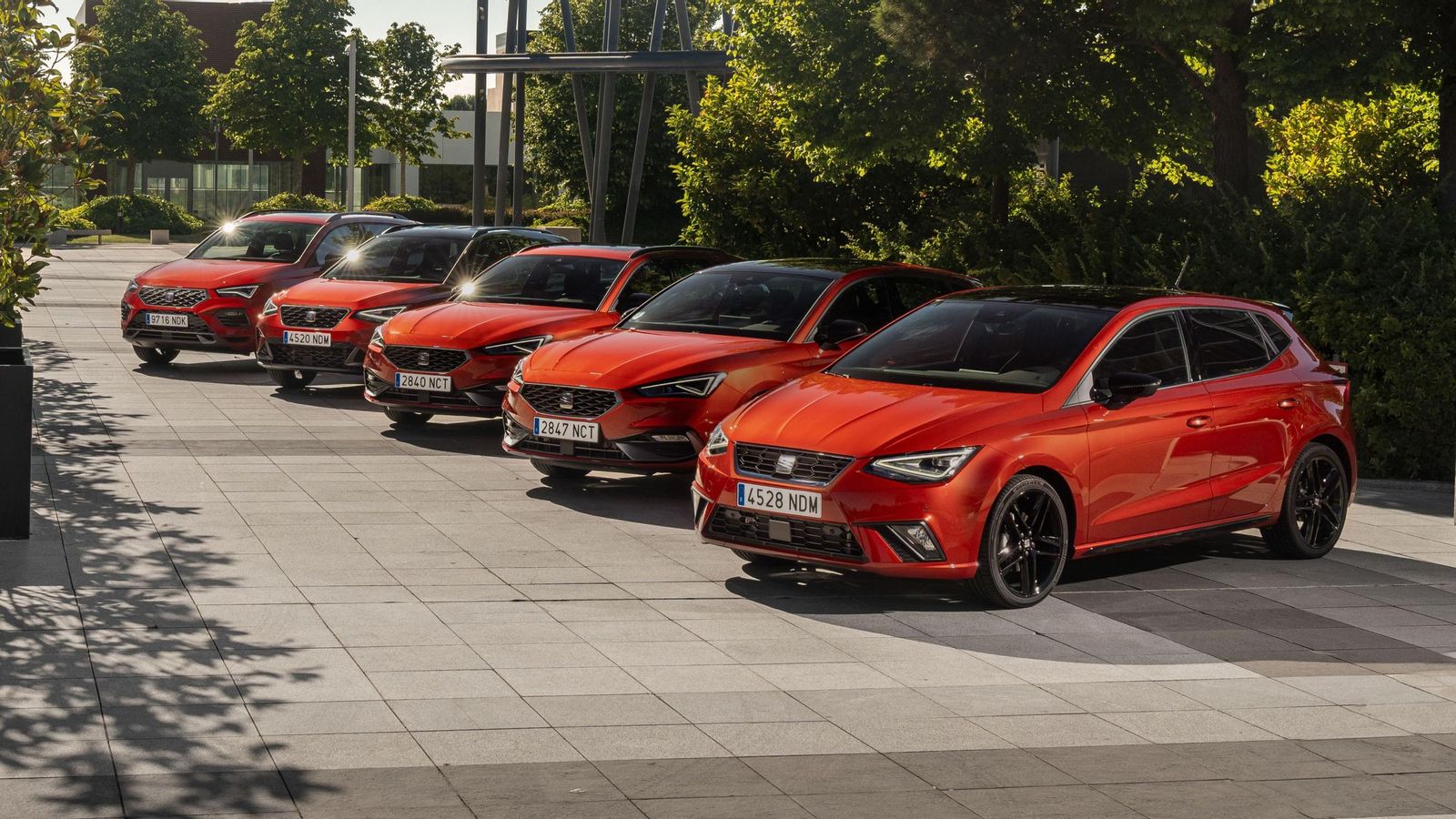 Si bien el color rojo para la carrocería ha sido el elegido para la comunicación de esta edición especial de la gama Seat, los FR 75 Aniversario pueden elegirse con cualquier otro del catálogo de estos modelos.